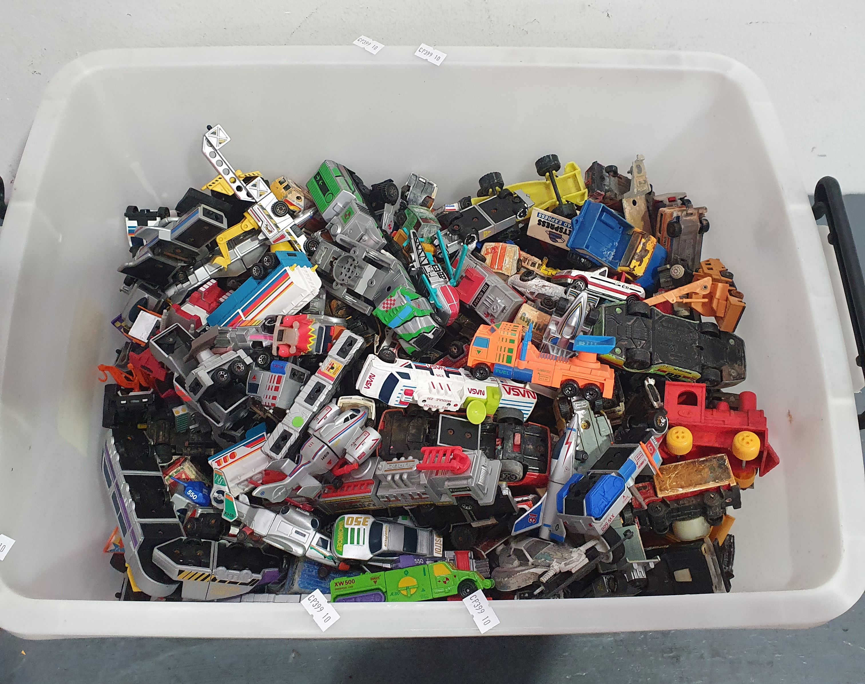 1297 · A TUB OF VINTAGE CARS