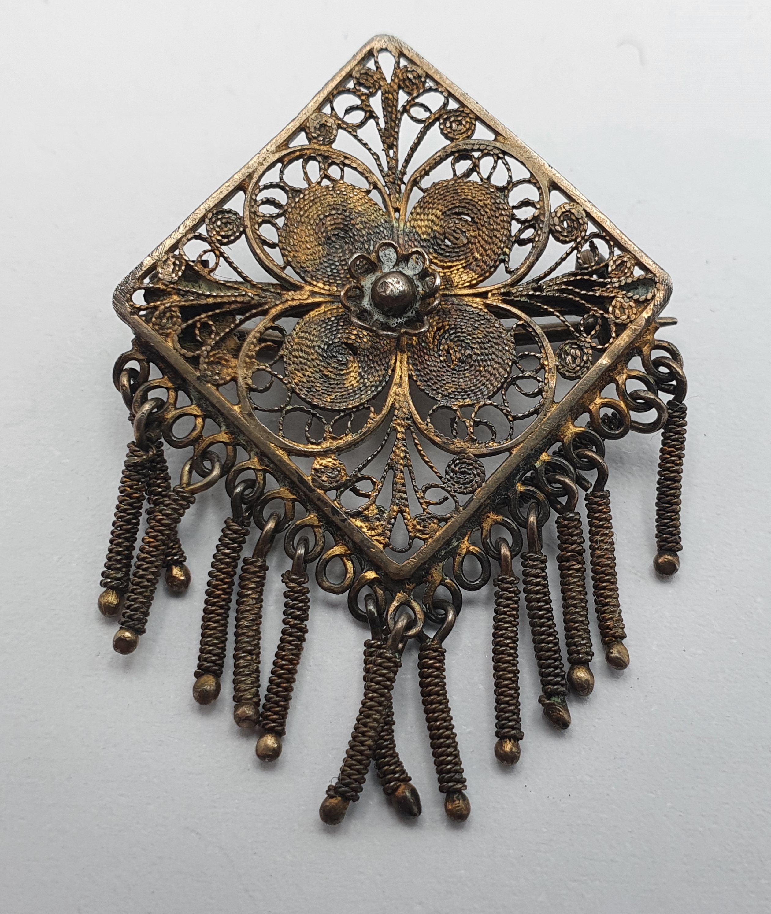 267 · AN INDIAN GILT STERLING SILVER FILIGREE BROOCH