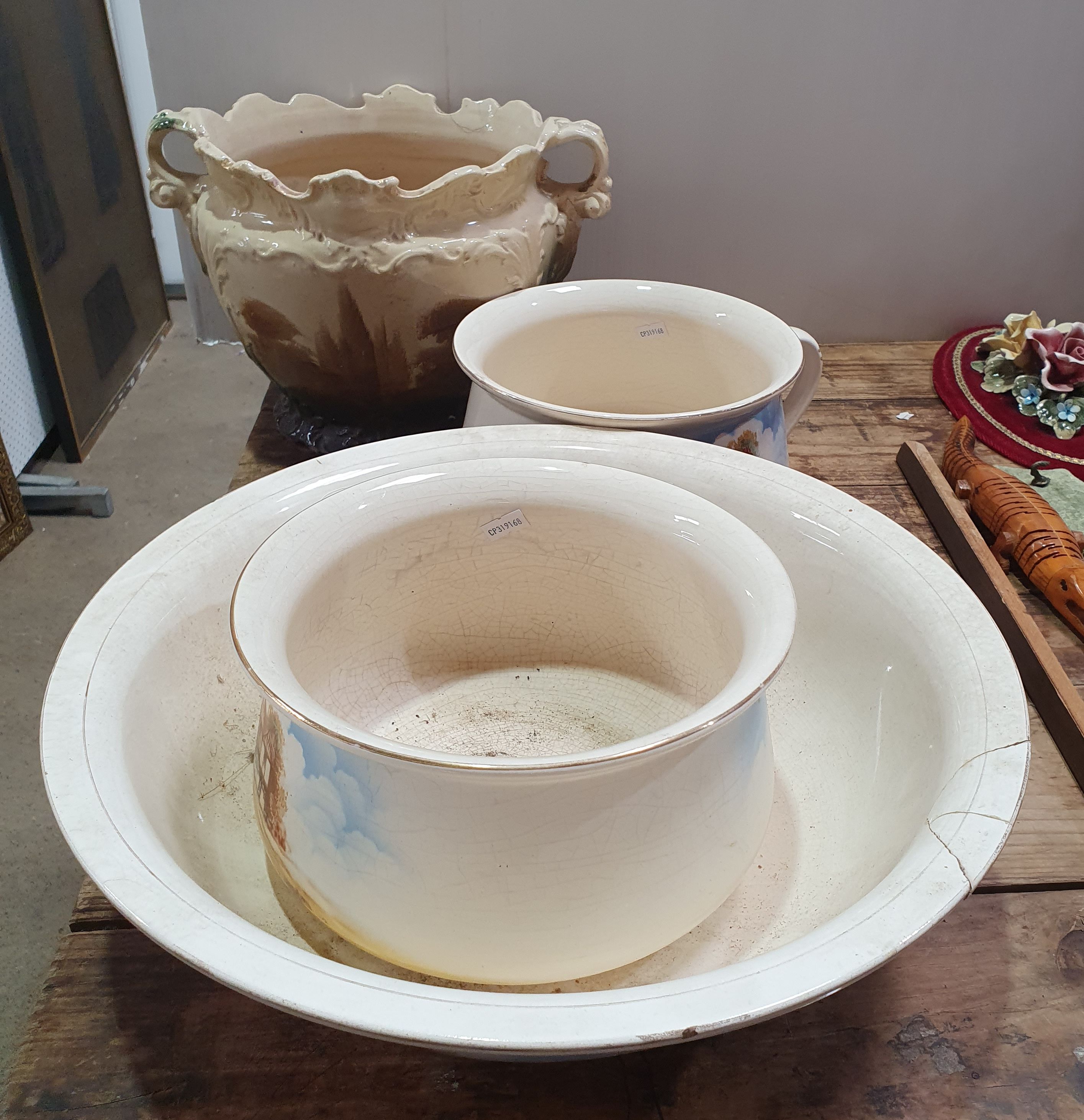 401 · A GROUP OF THREE FALCON WARE CERAMIC ITEMS