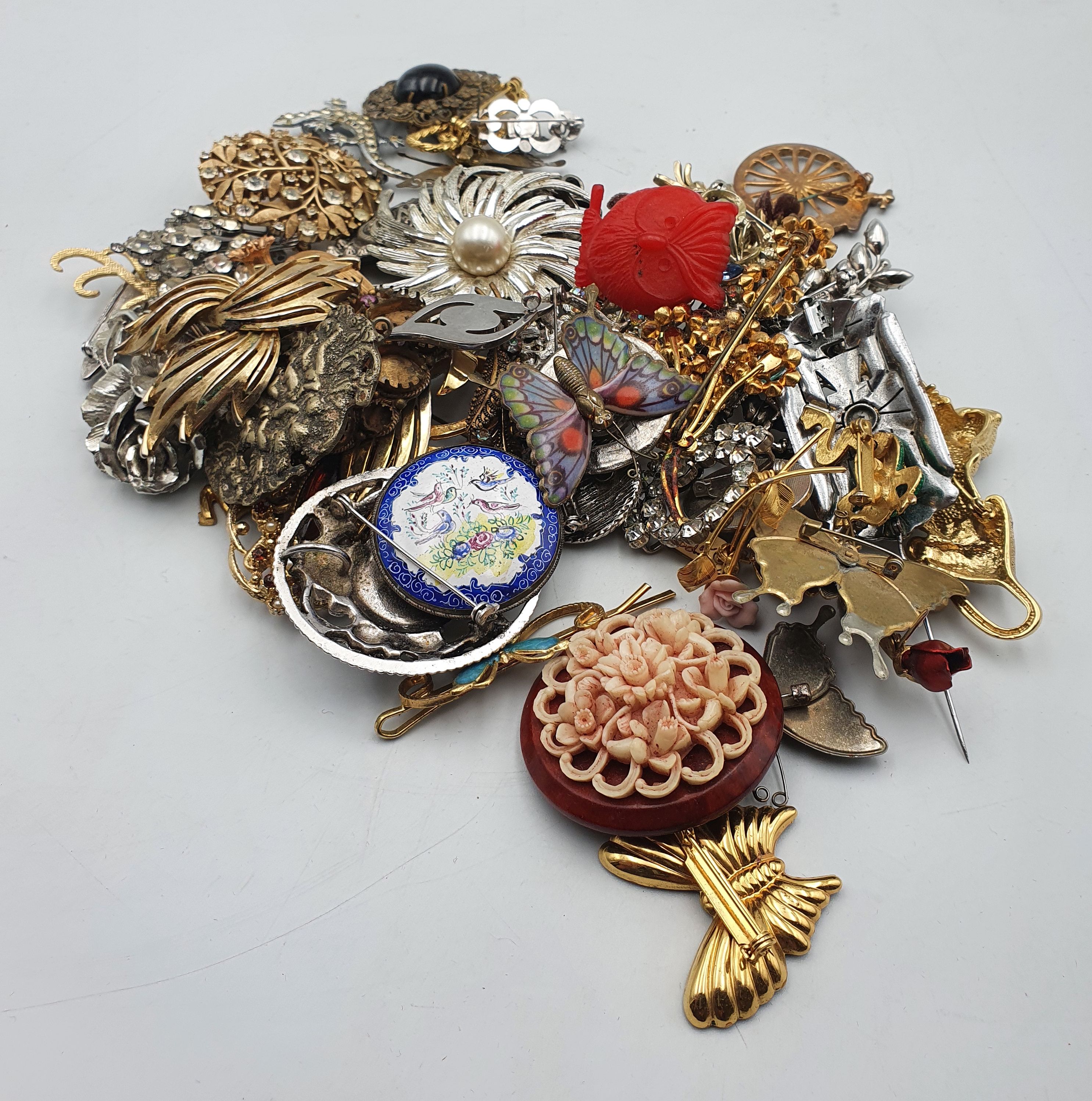 A SELECTION OF COSTUME JEWELLERY BROOCHES