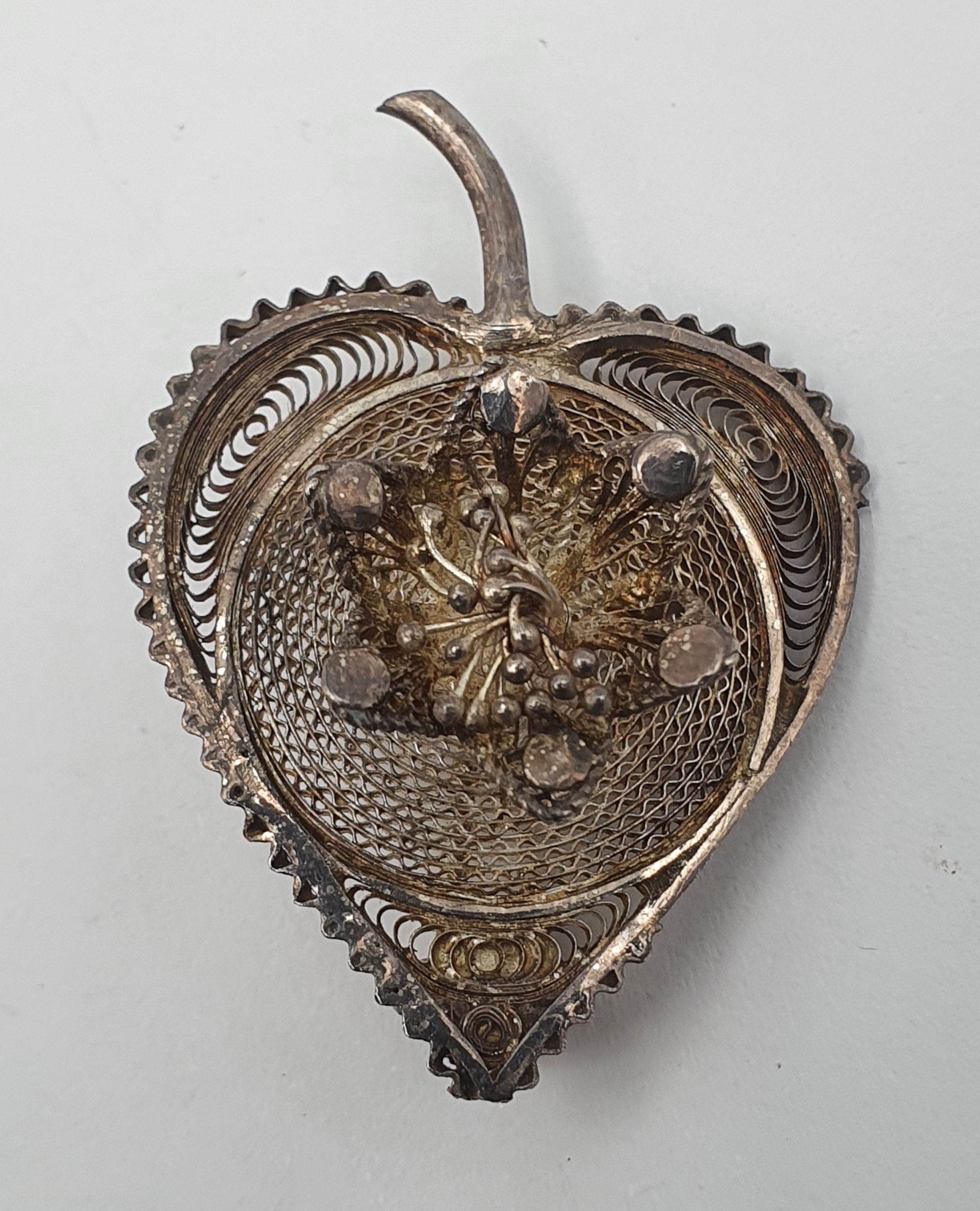 222 · A HEART SHAPED FILIGREE BROOCH