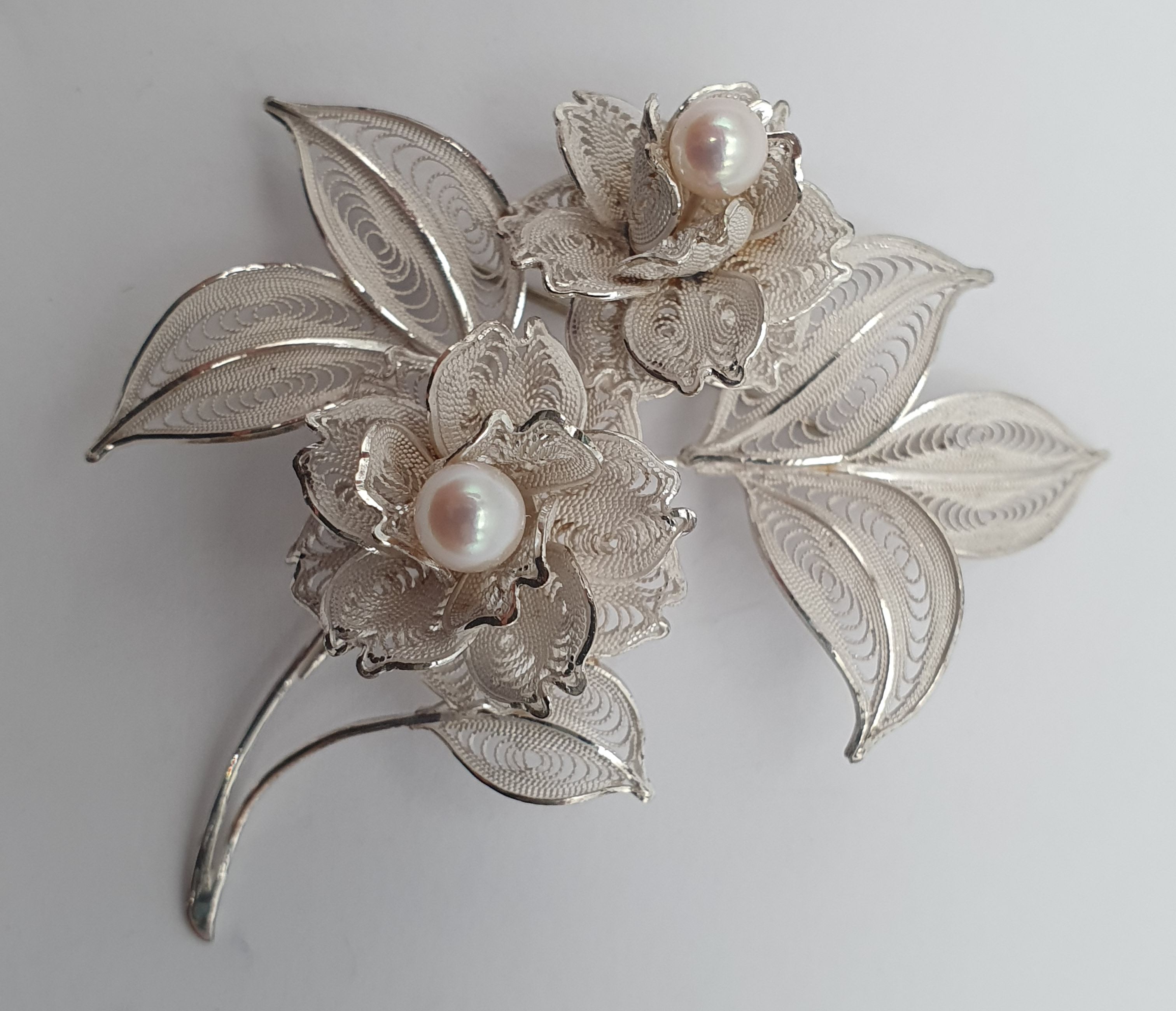 338 · A WELL MADE STERLING SILVER AND PEARLFILIGREE BROOCH