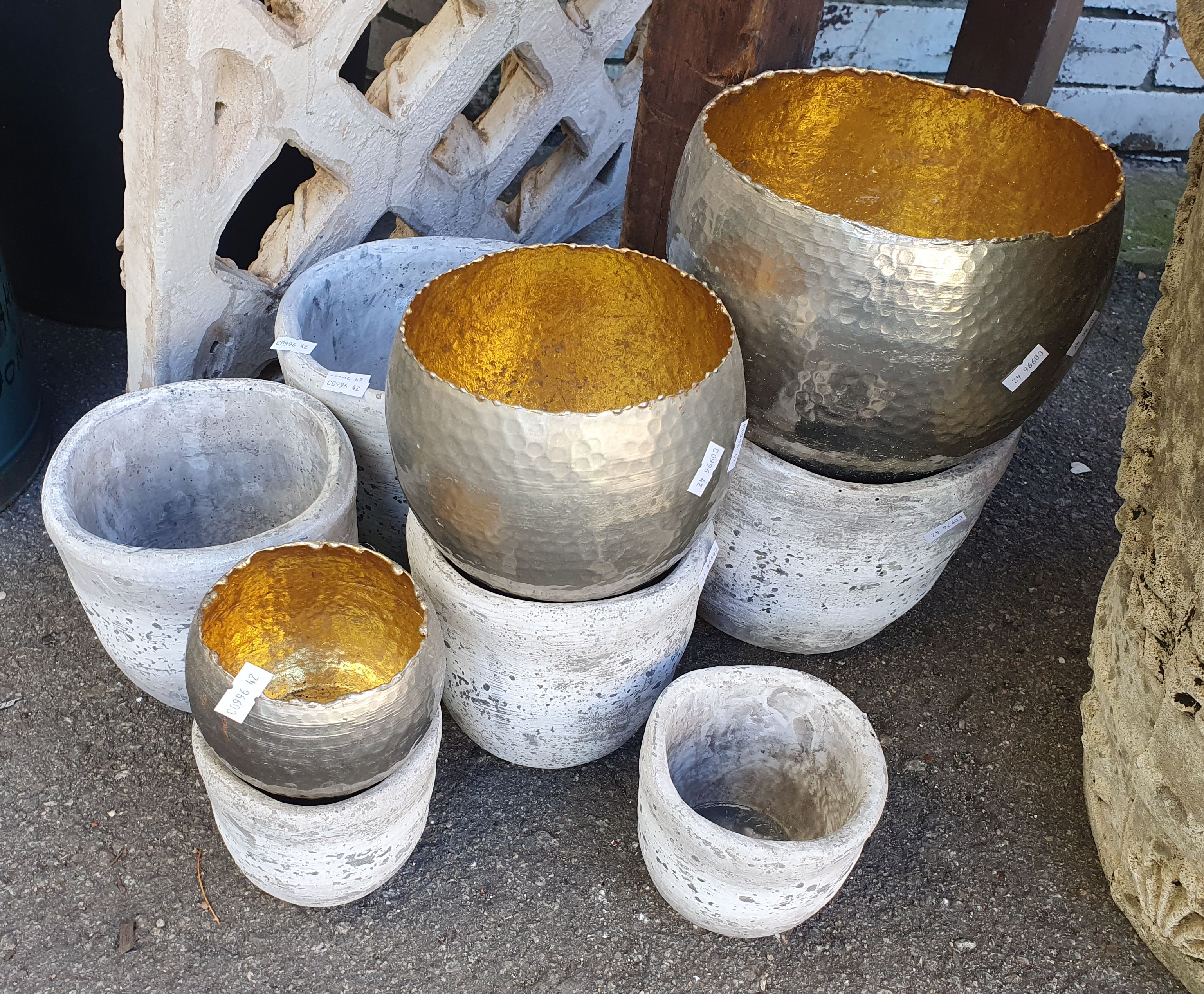 1173 · A GROUP OF POTS