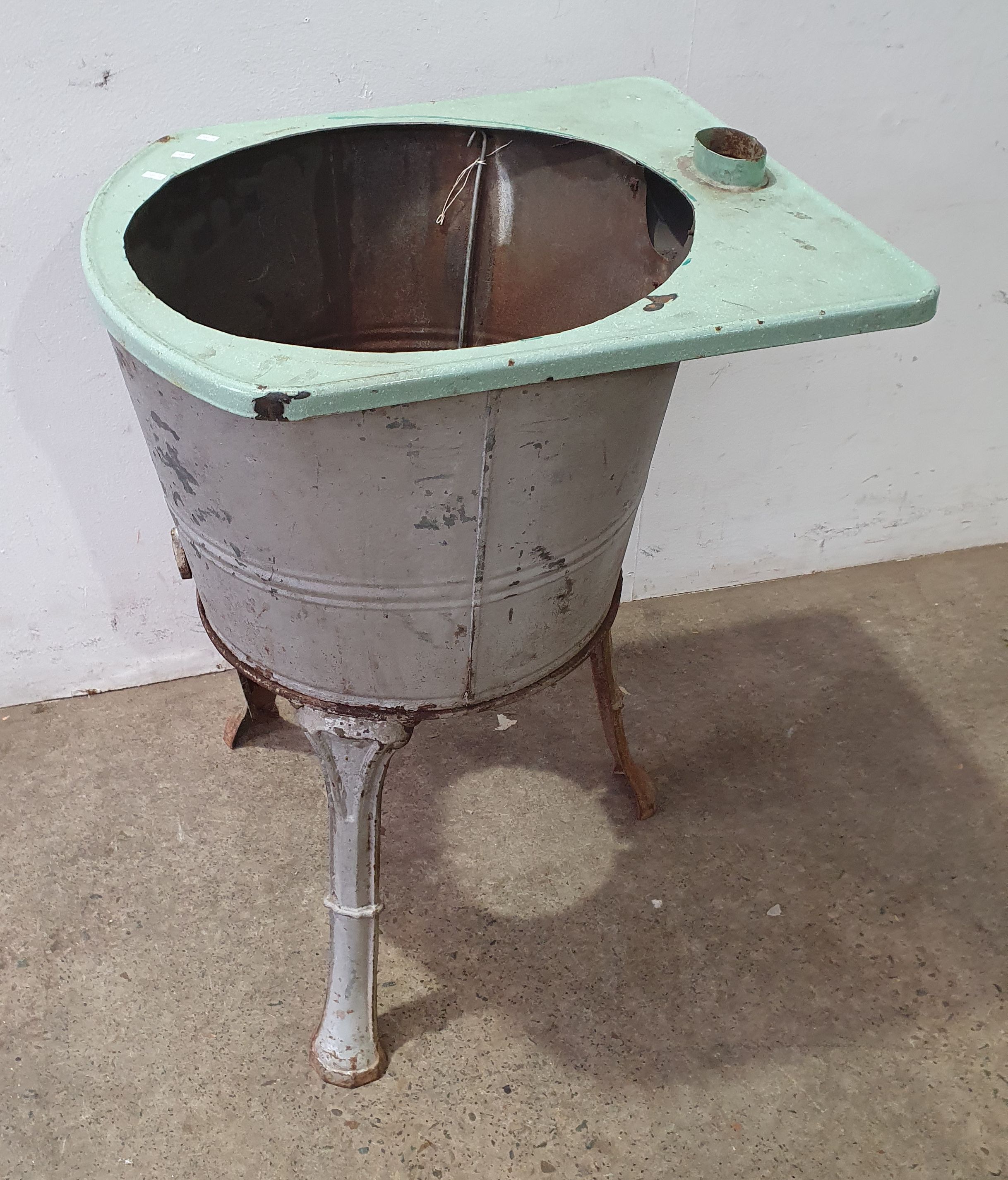 1020 · A VINTAGE WASHING MACHINE