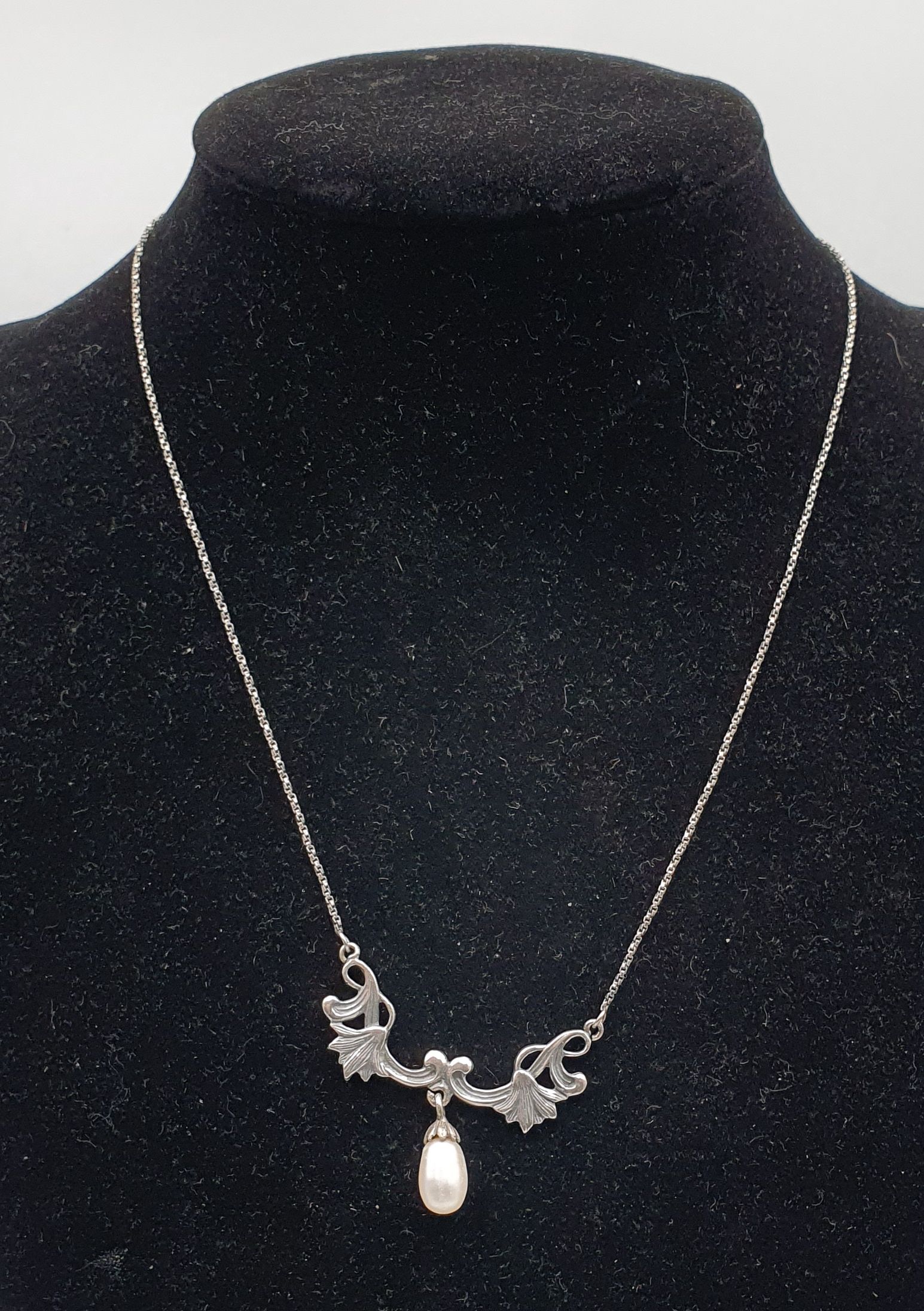 A VINTAGE SILVER AND PEARL NECKLACE