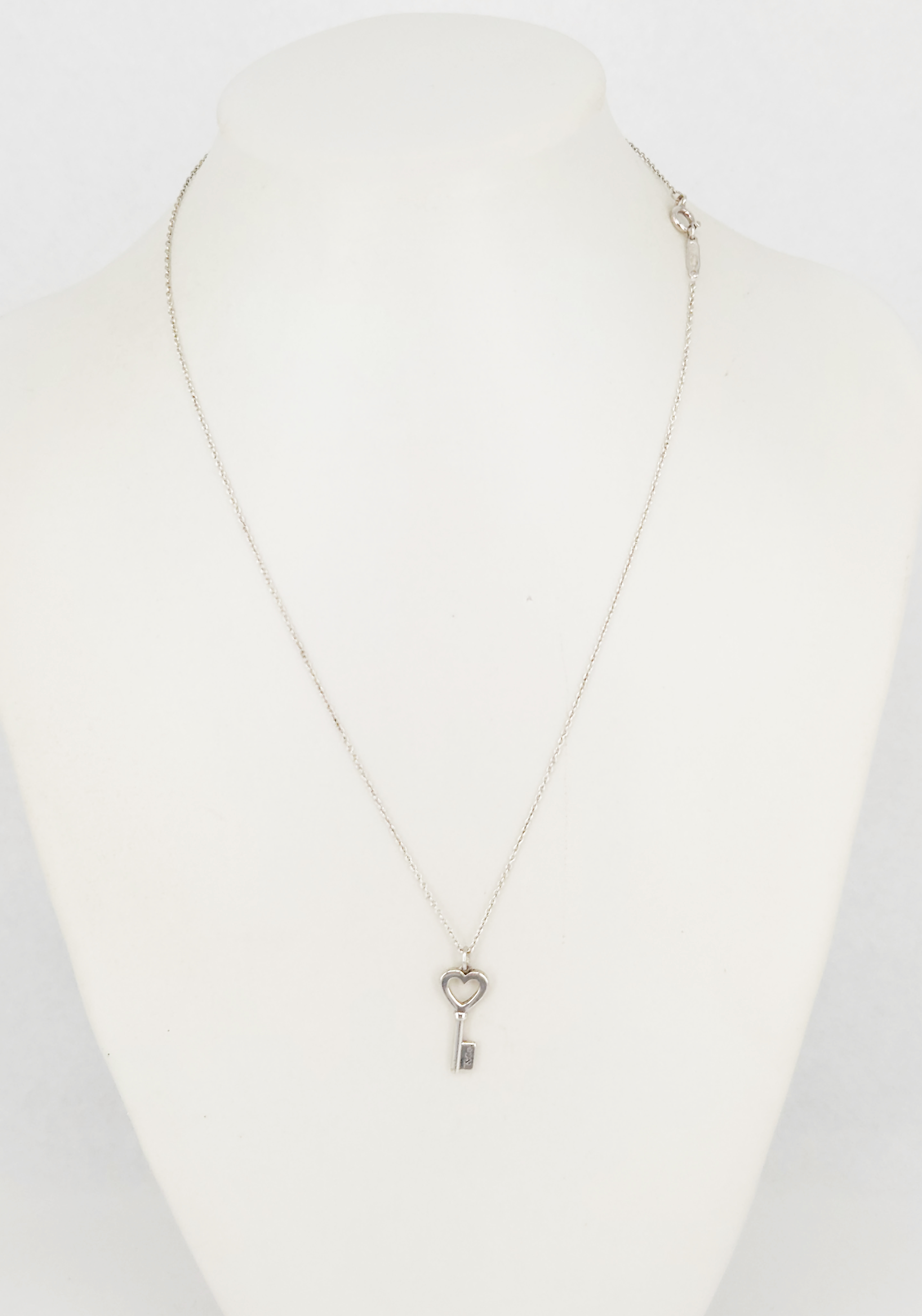 A TIFFANY & Co SILVER PENDANT NECKLACE