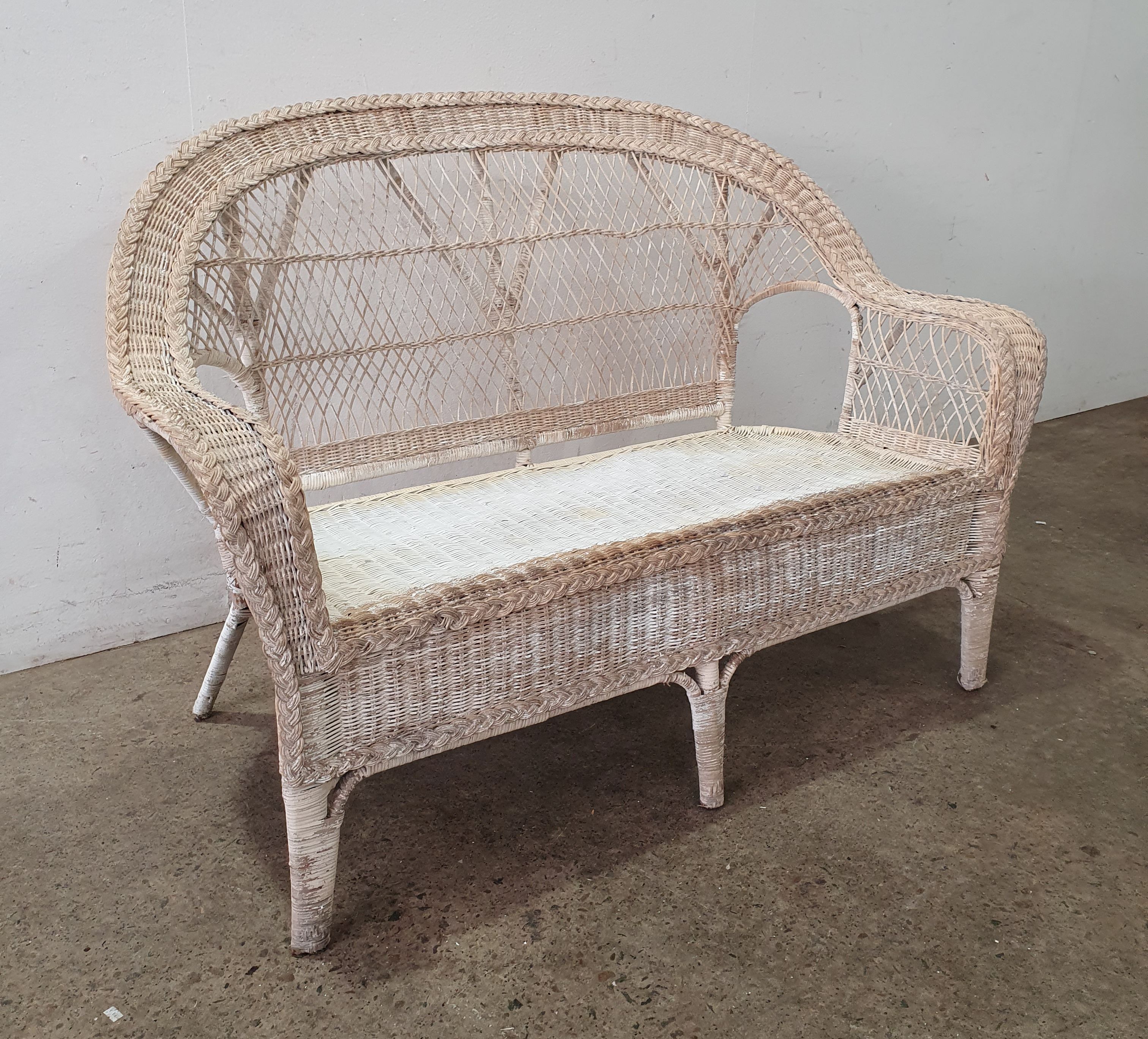 2176 · A WICKER BENCH