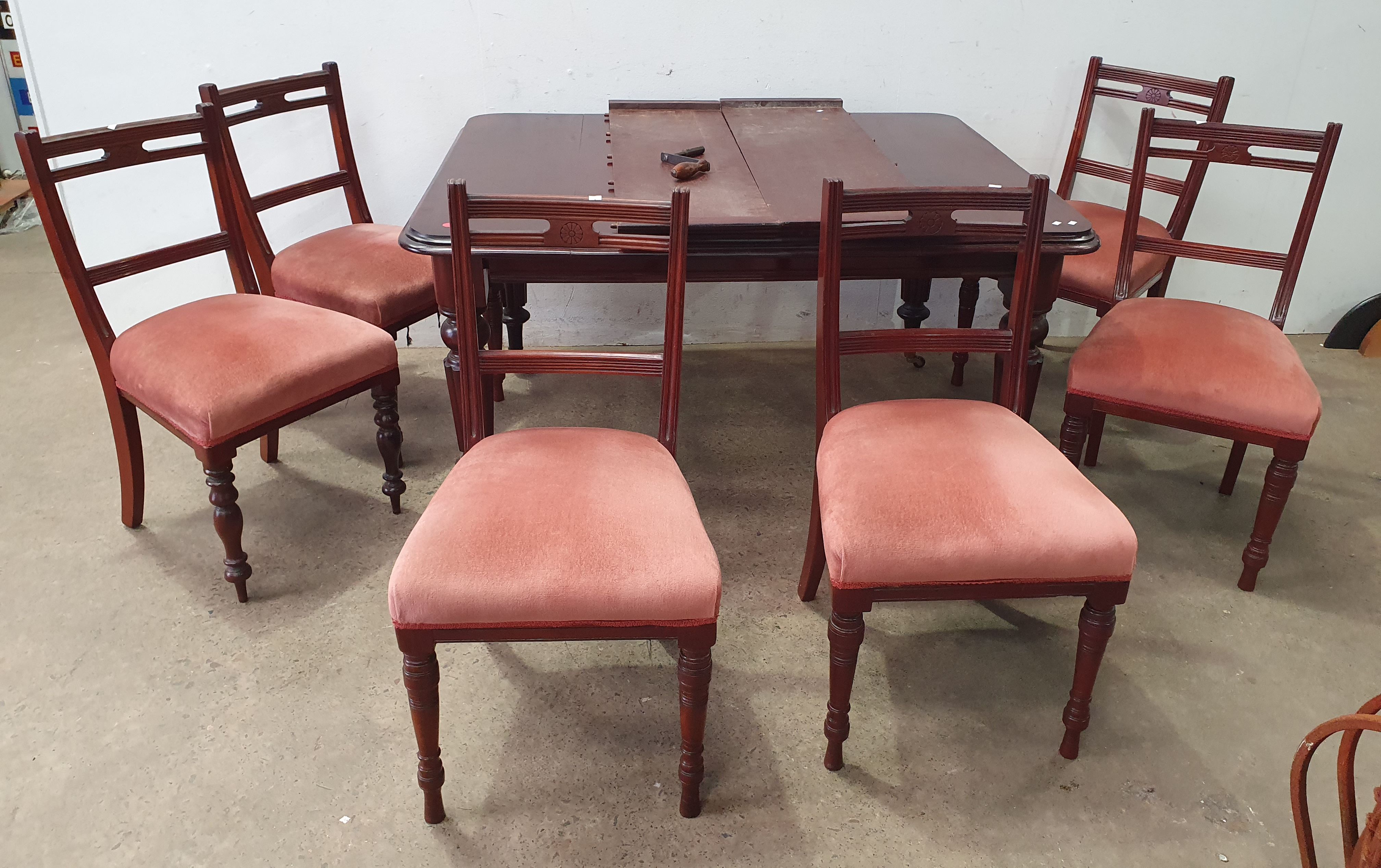 An Edwardian Seven Piece Extendable Dining Set