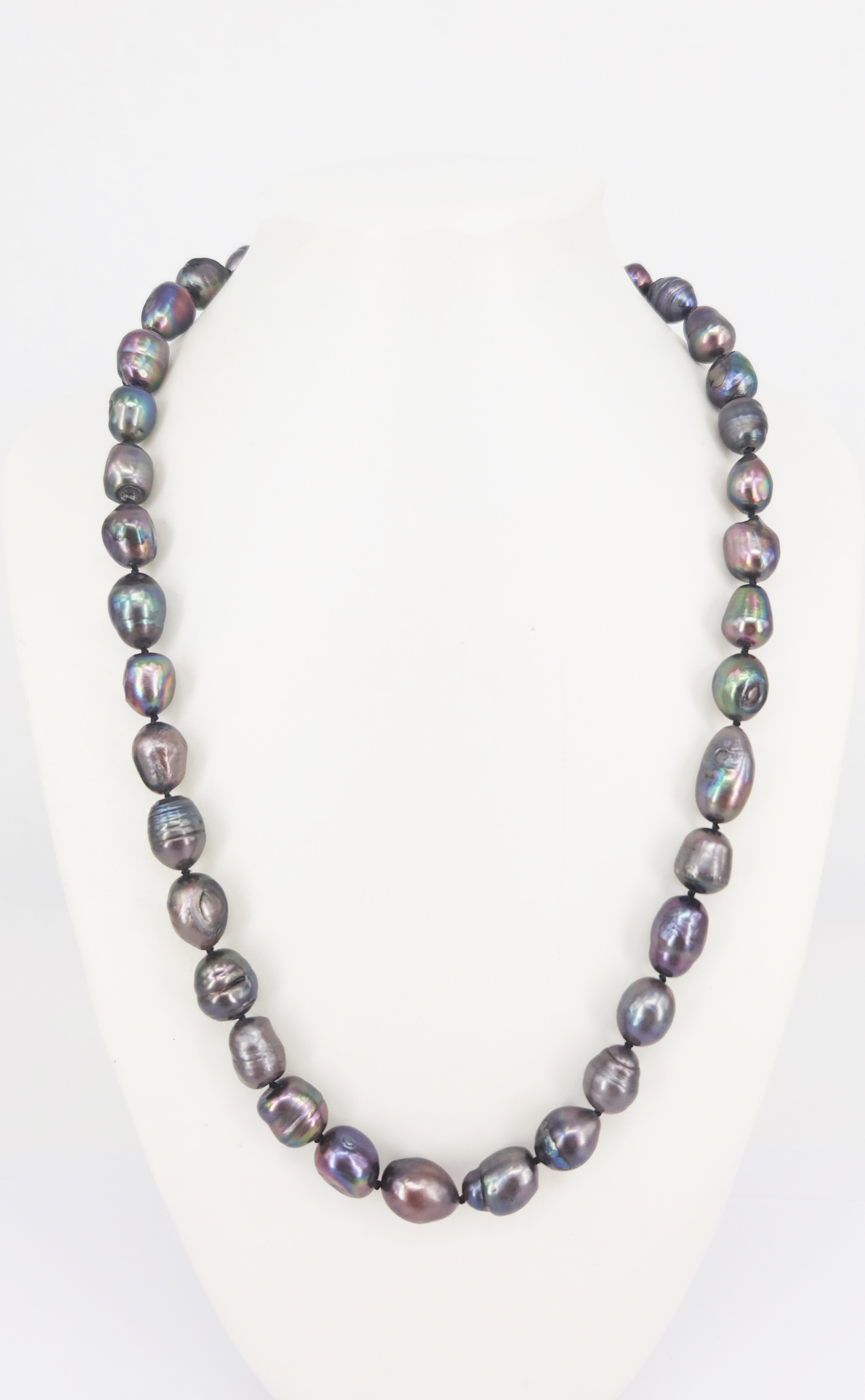 428 · A FRESHWATER BLACK PEARL STRAND NECKLACE