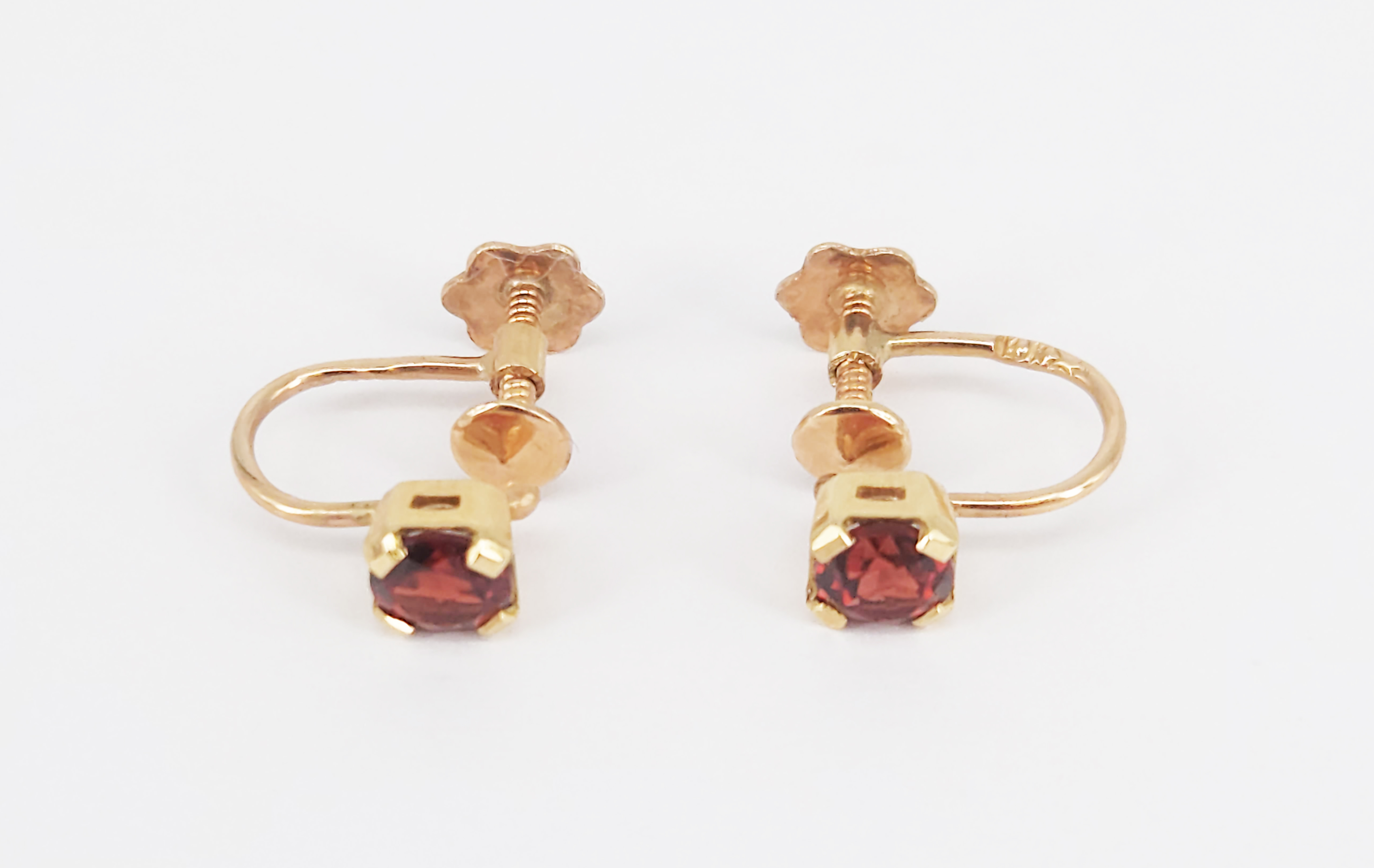 99 · A 9ct YELLOW GOLD AND GARNET SCREW-BACK EARRINGS