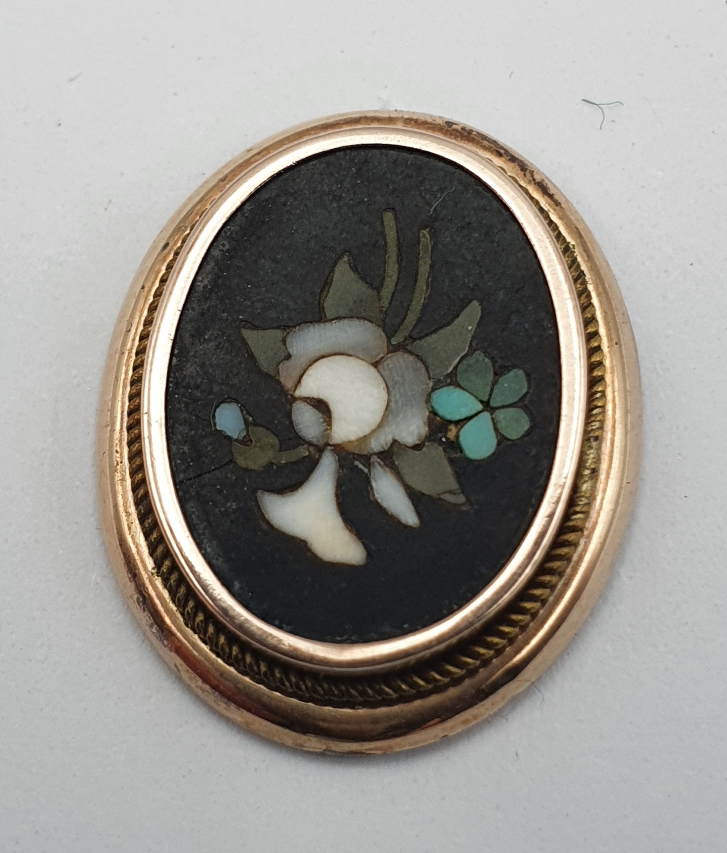 303 · A VICTORIAN PIETERA DURA BROOCH