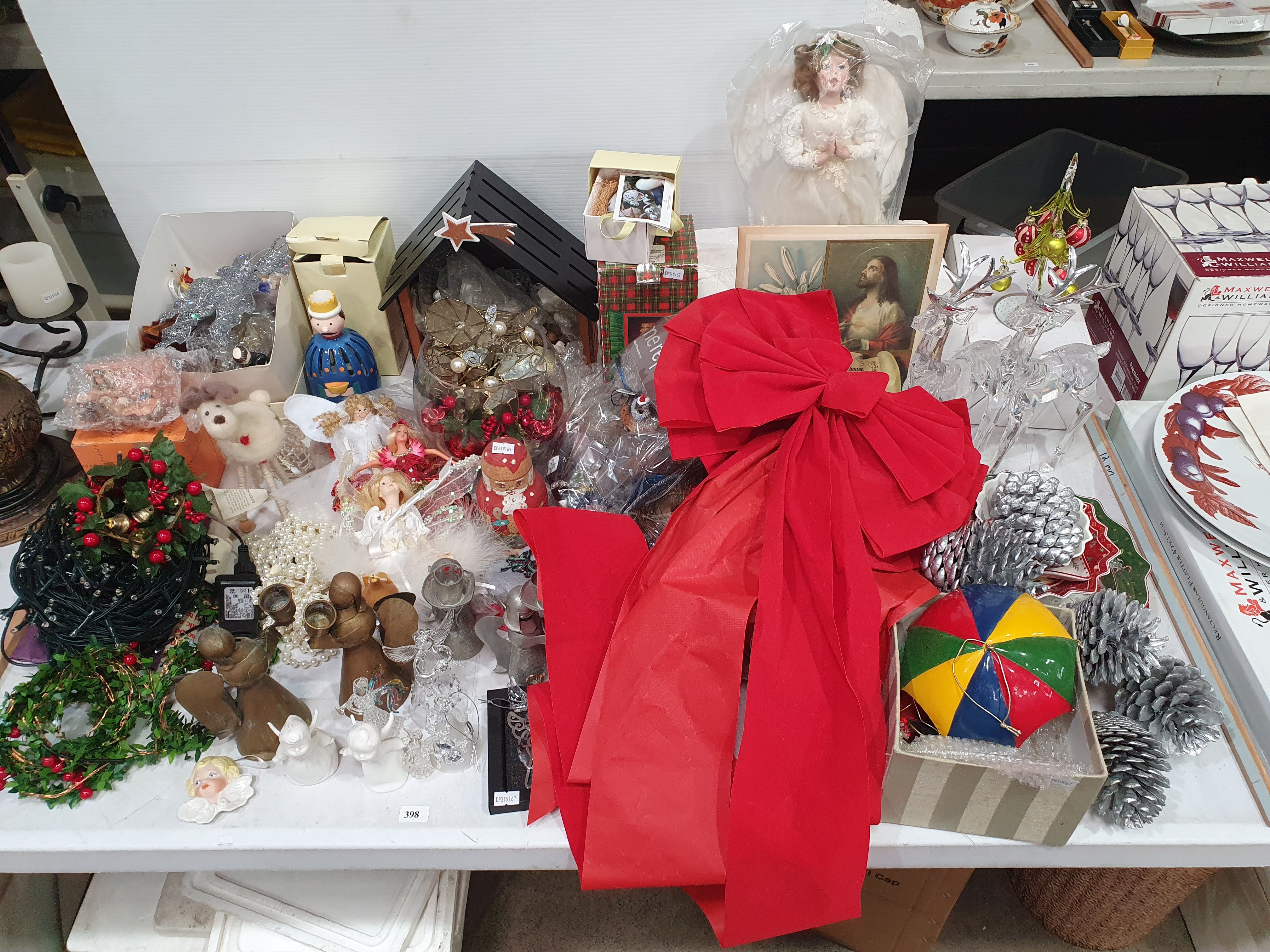 398 · A GROUP OF VARIOUS CHRISTMAS DECORATIONS