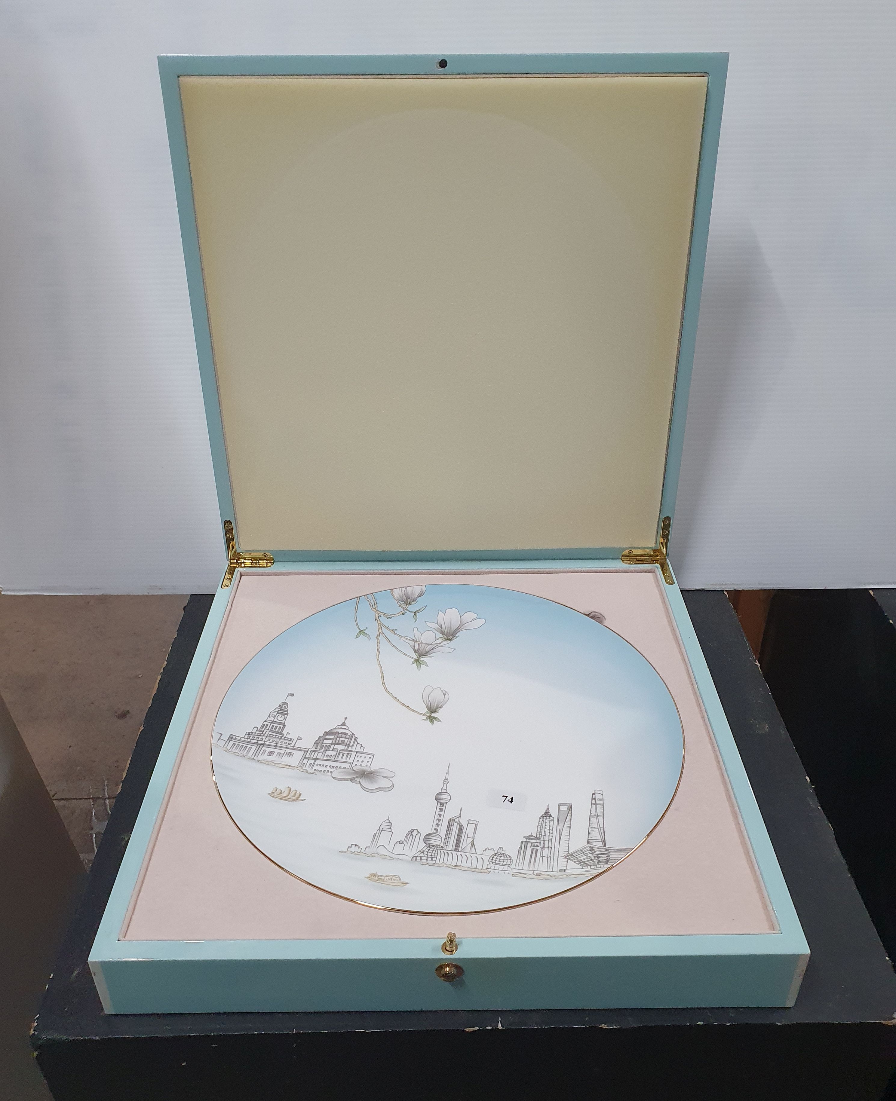 185 · A VERY BEAUTIFUL CHINESE PORCELAIN PLATE