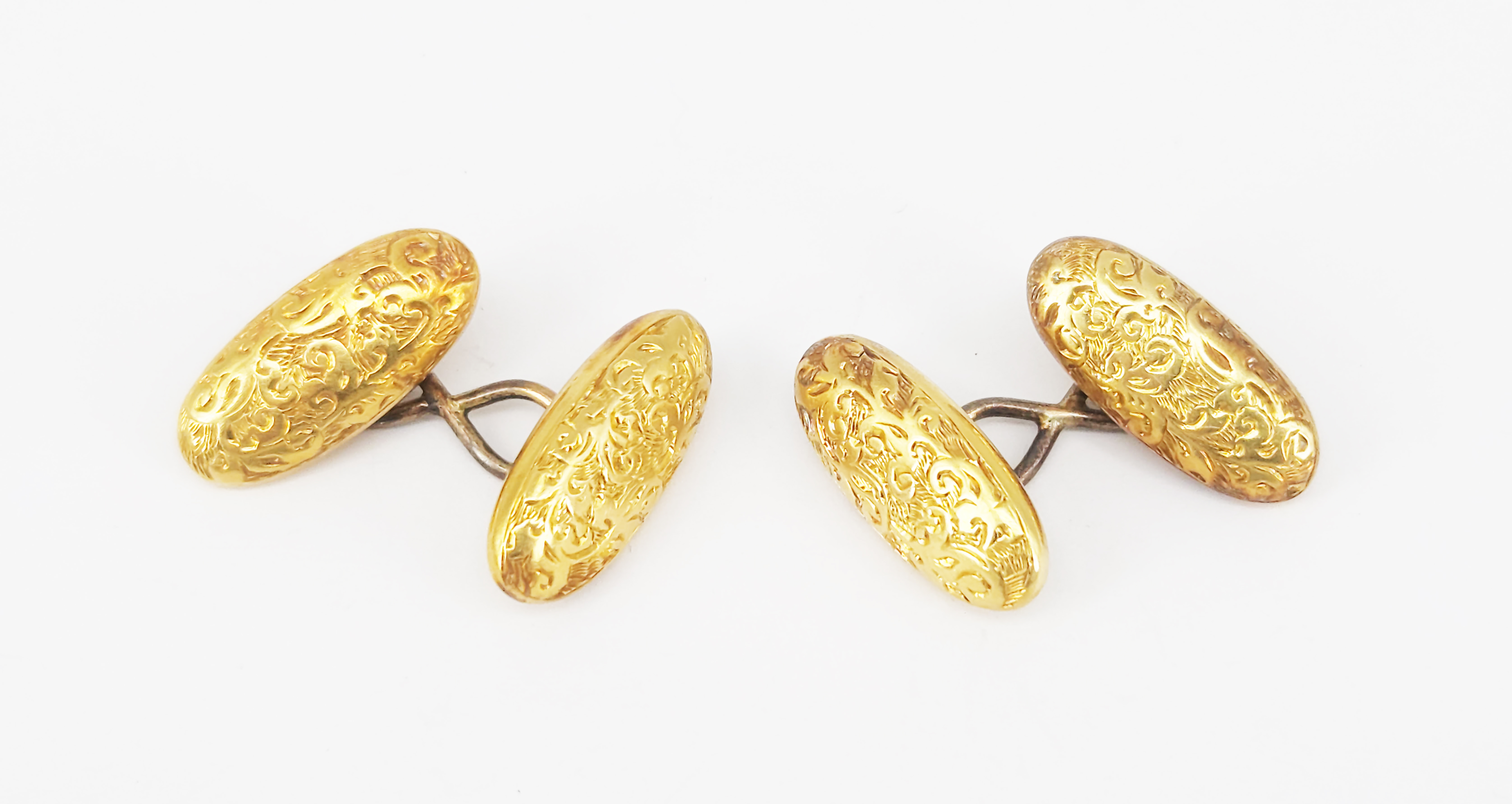 209 · A PAIR OF YELLOW GOLD TORPEDO SHAPED CUFFLINKS