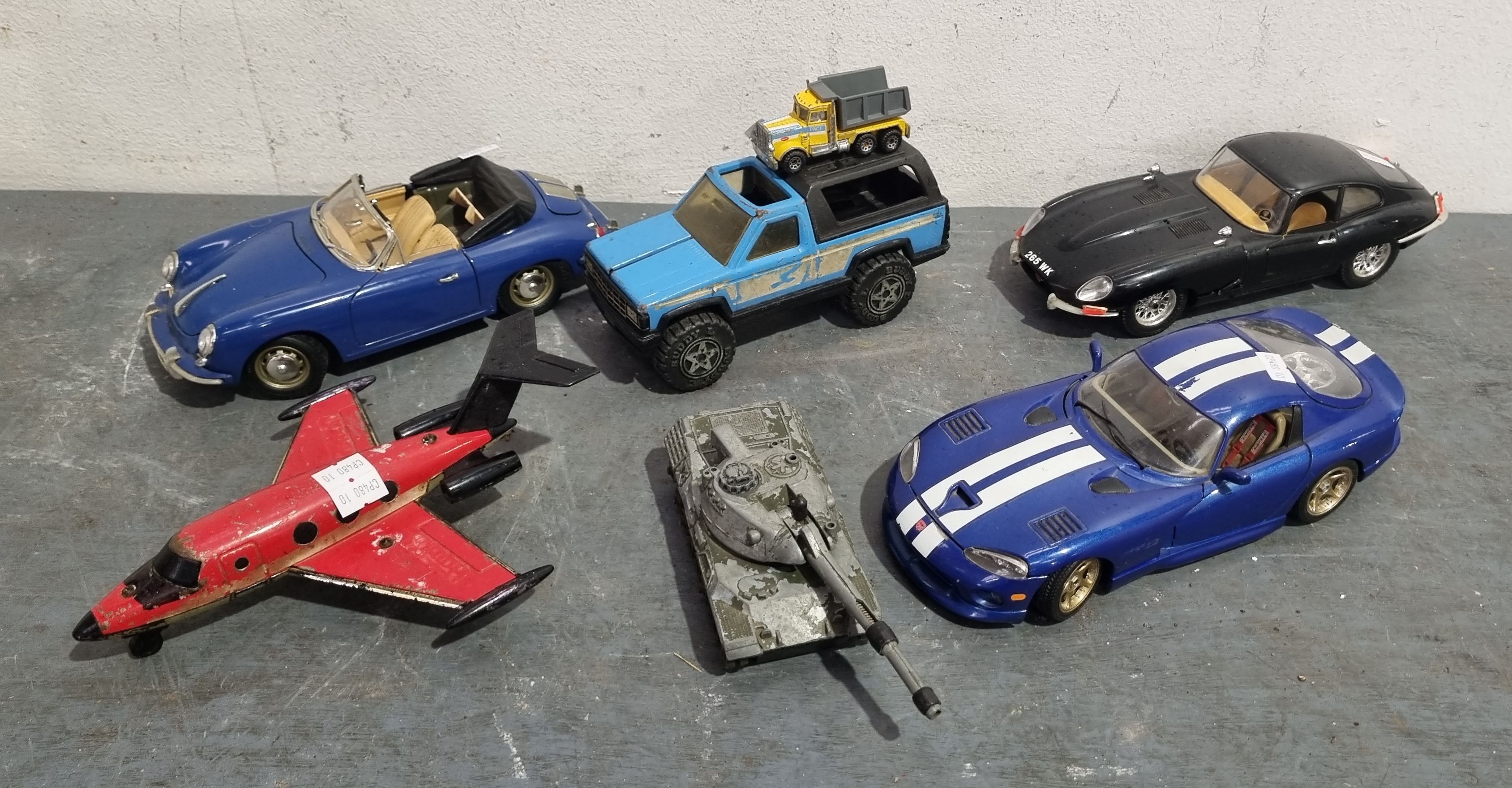 1360 · A TUB OF VINTAGE CARS