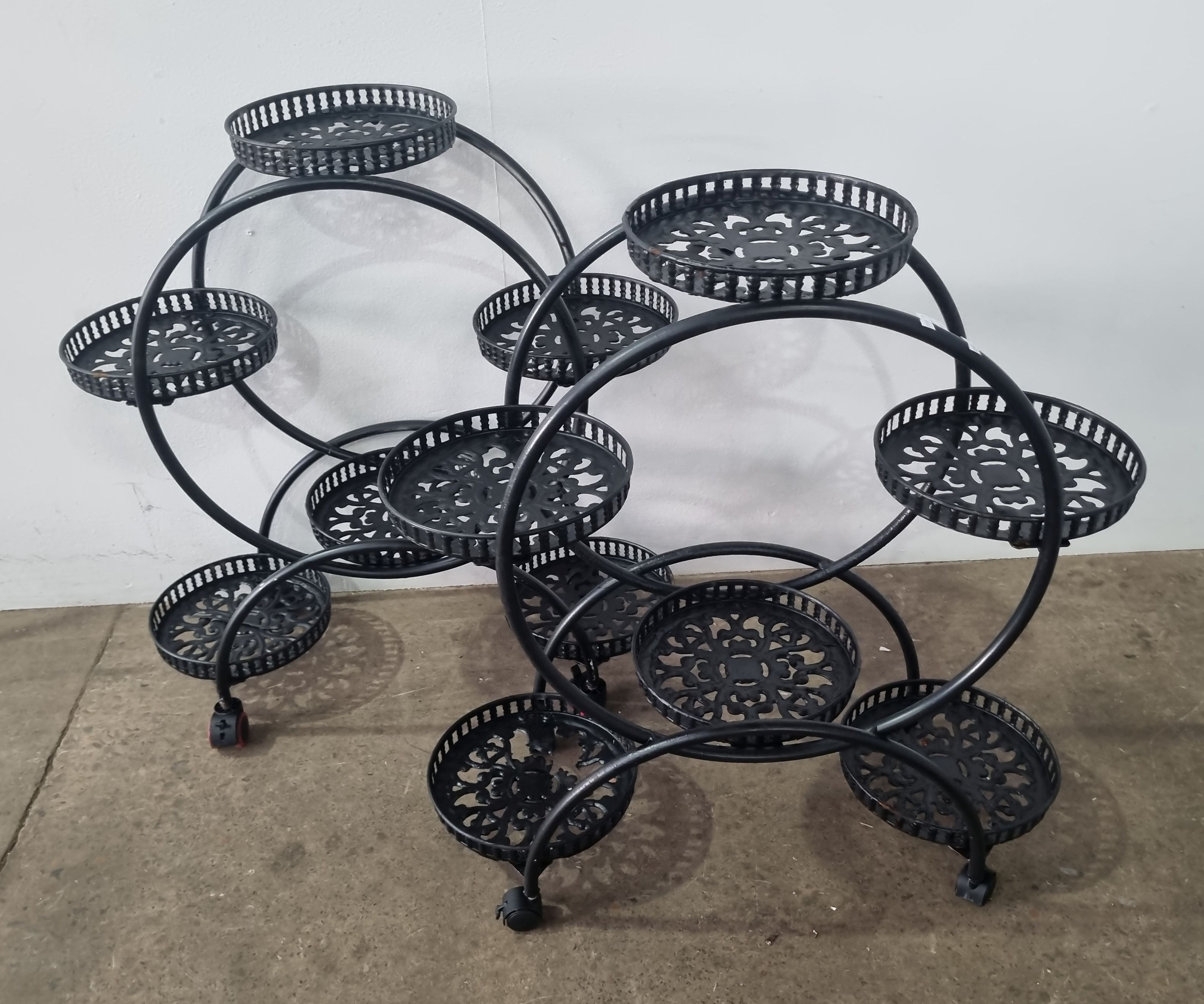 1075 · A PAIR OF PLANTERS