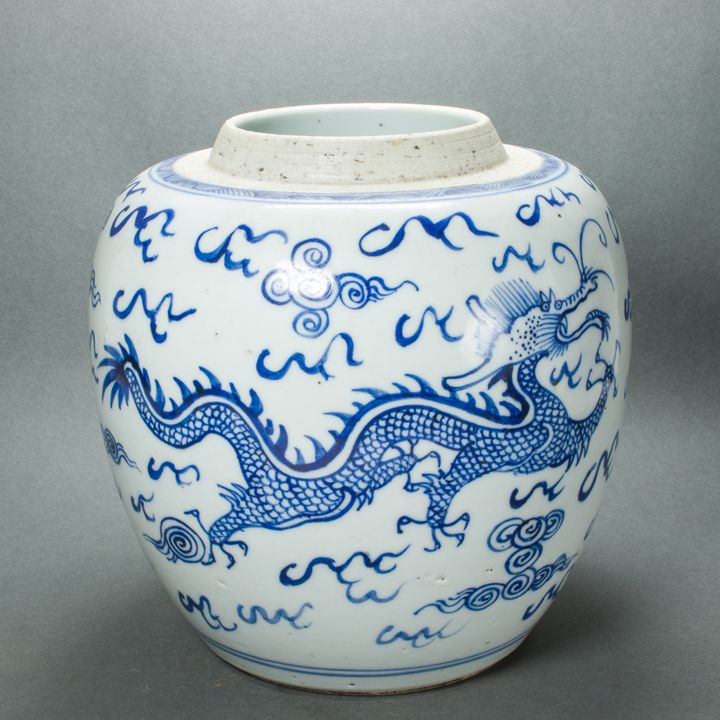 Chinese underglaze blue 'dragon and phoenix' jar