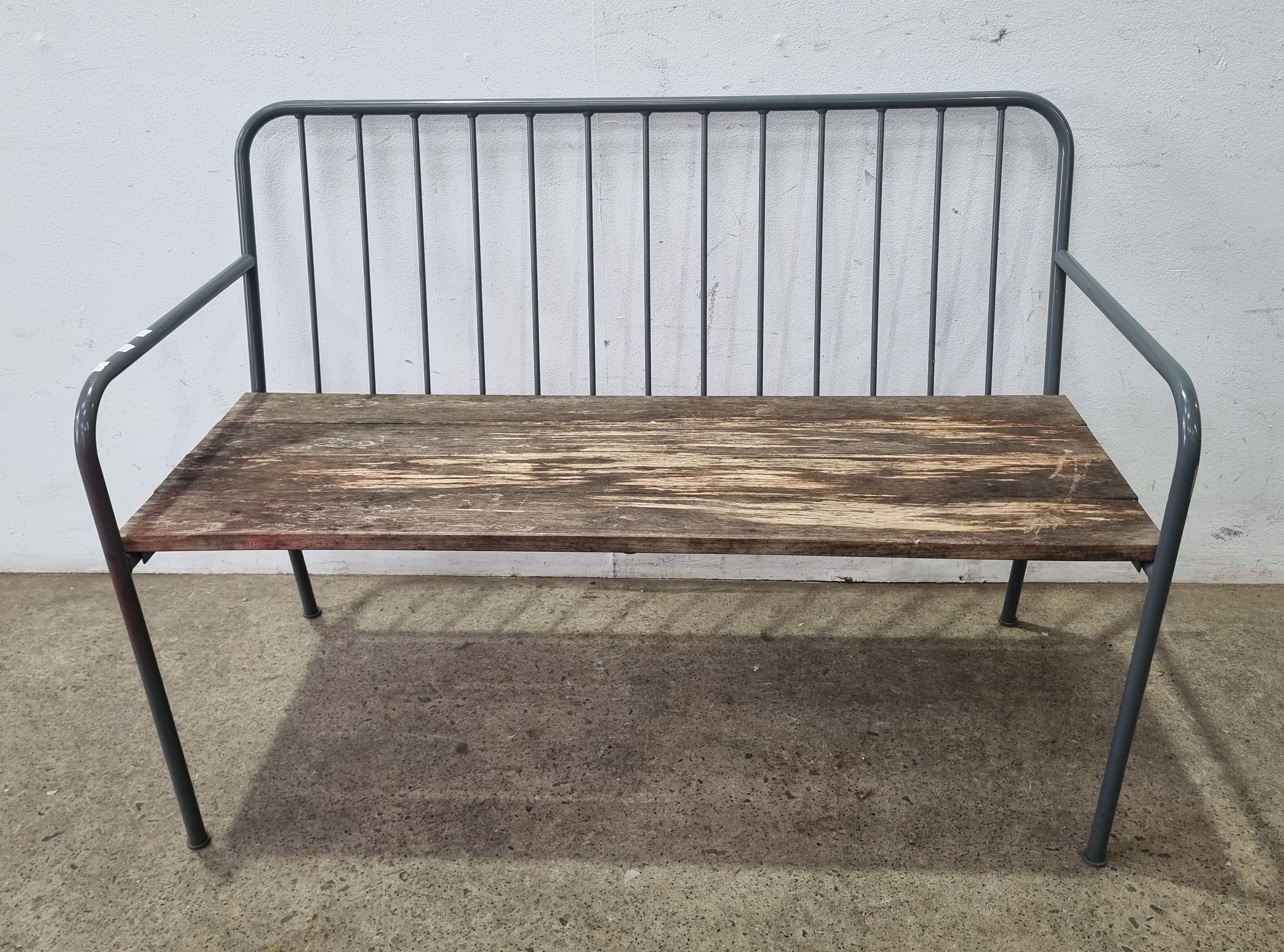 1073 · A METAL AND TIMBER BENCH