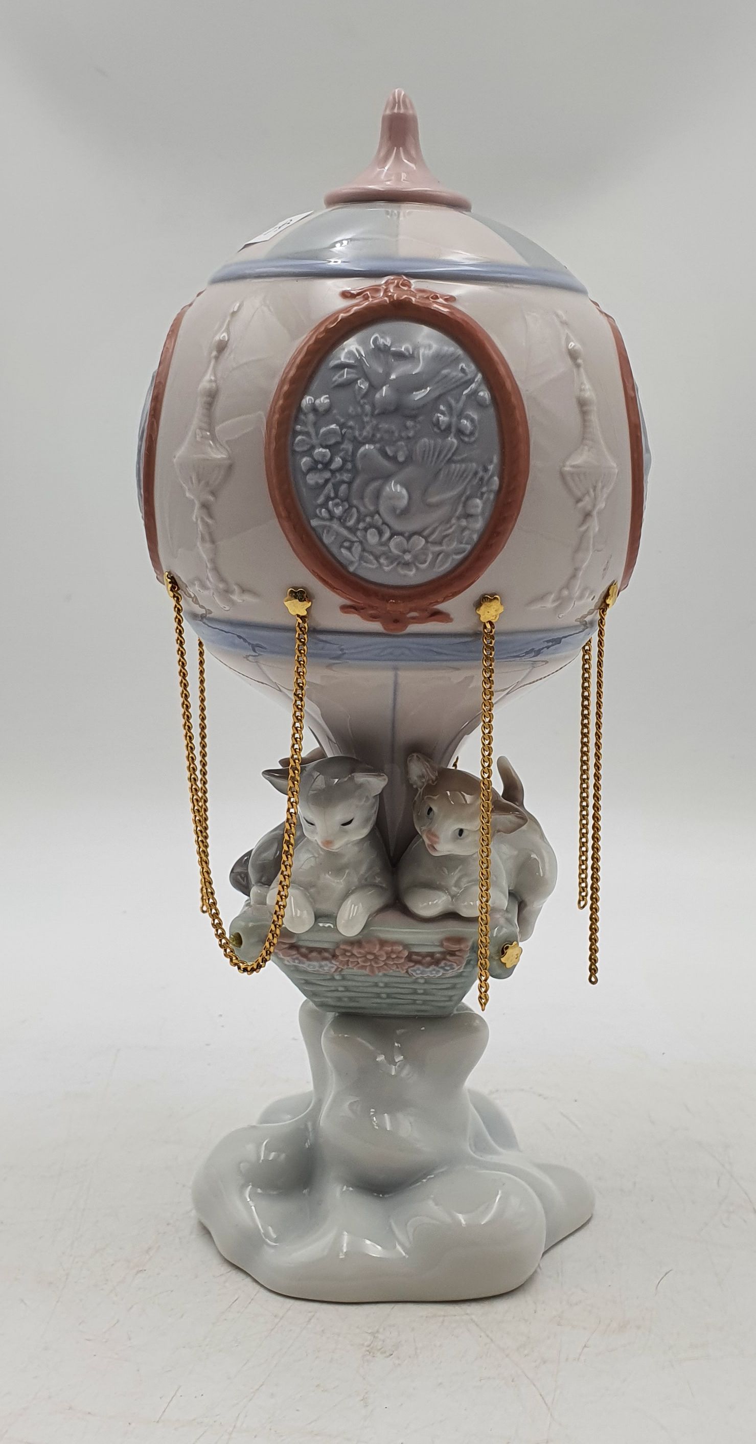 556 · A LLADRO 'THROUGH THE CLOUDS' PORCELAIN GROUP