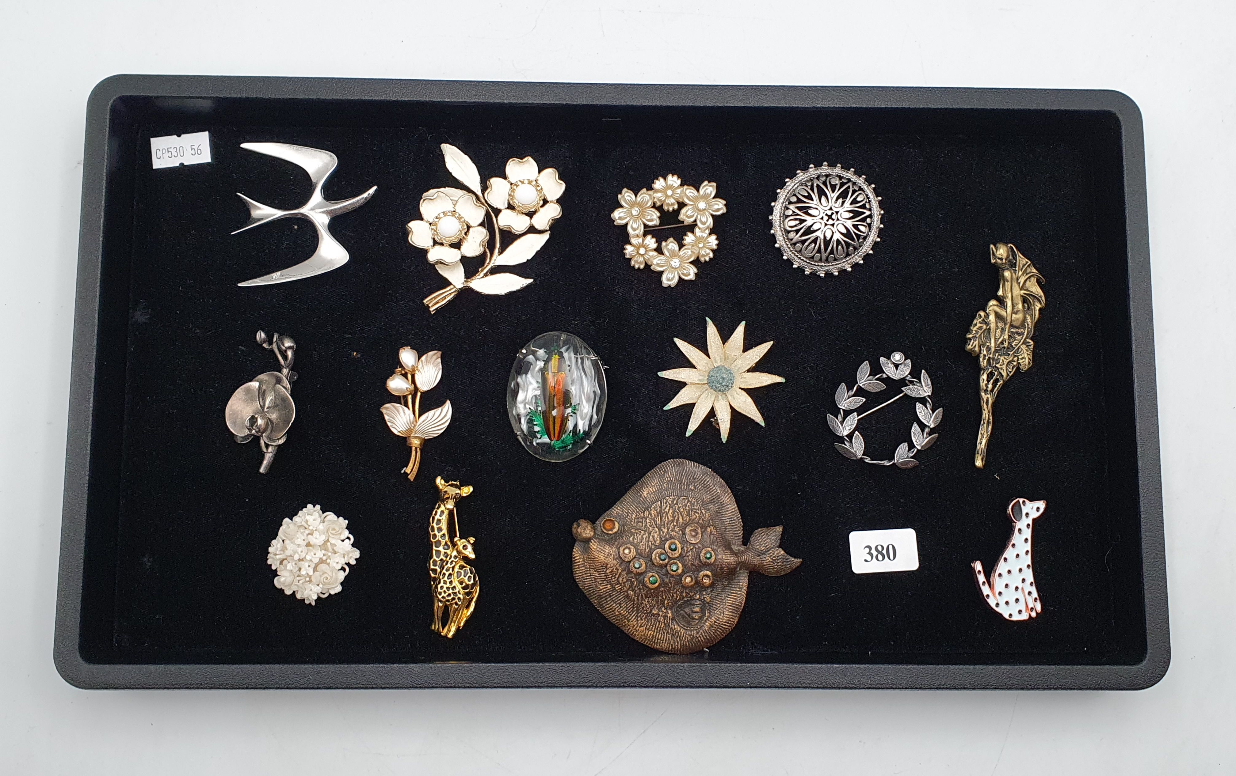 380 · A GROUP OF VARIOUS BROOCHES