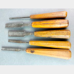 A group of 5 gauge chisels with the longest being 27cm.