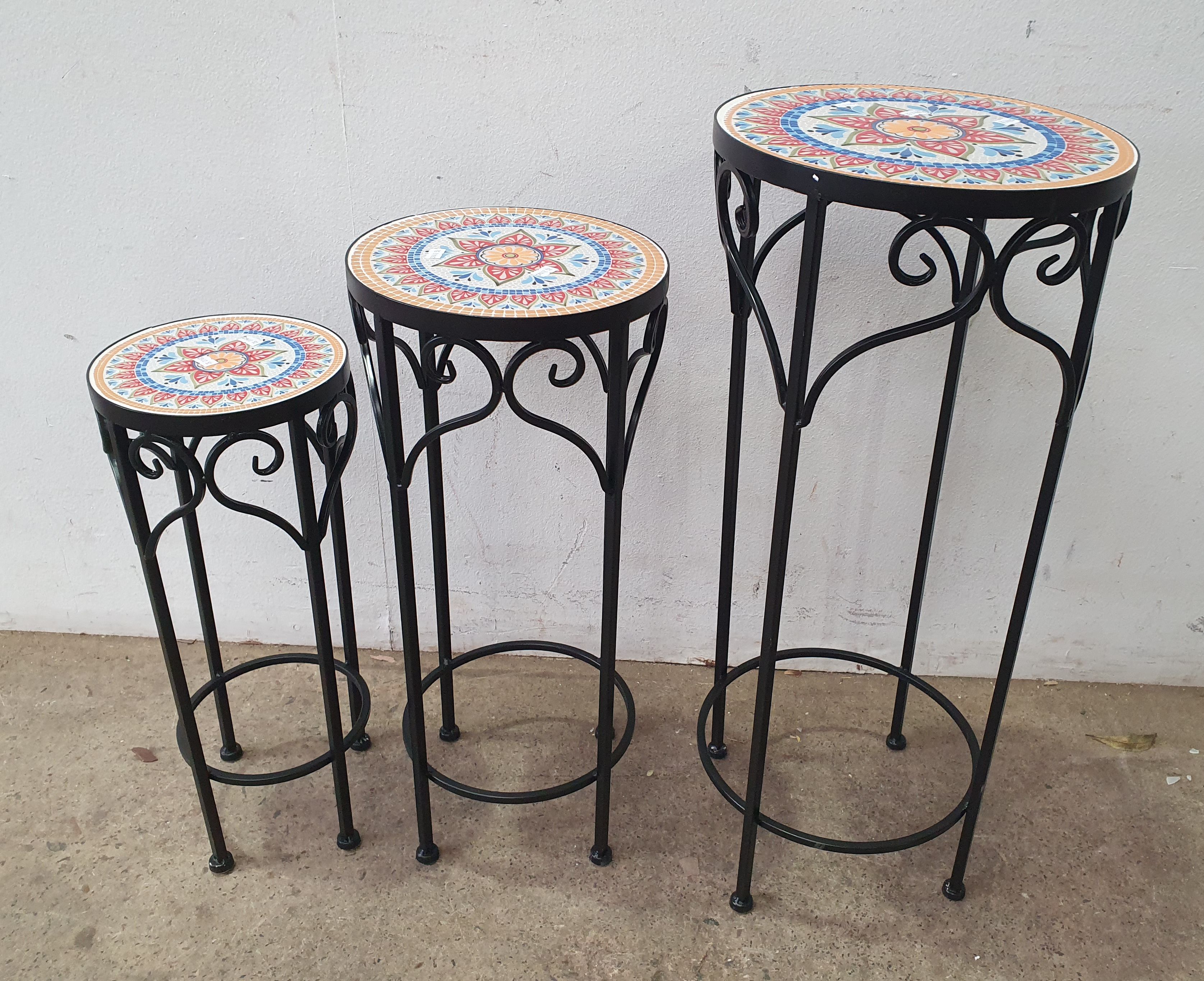 1139 · A NEST OF THREE SIDE TABLES