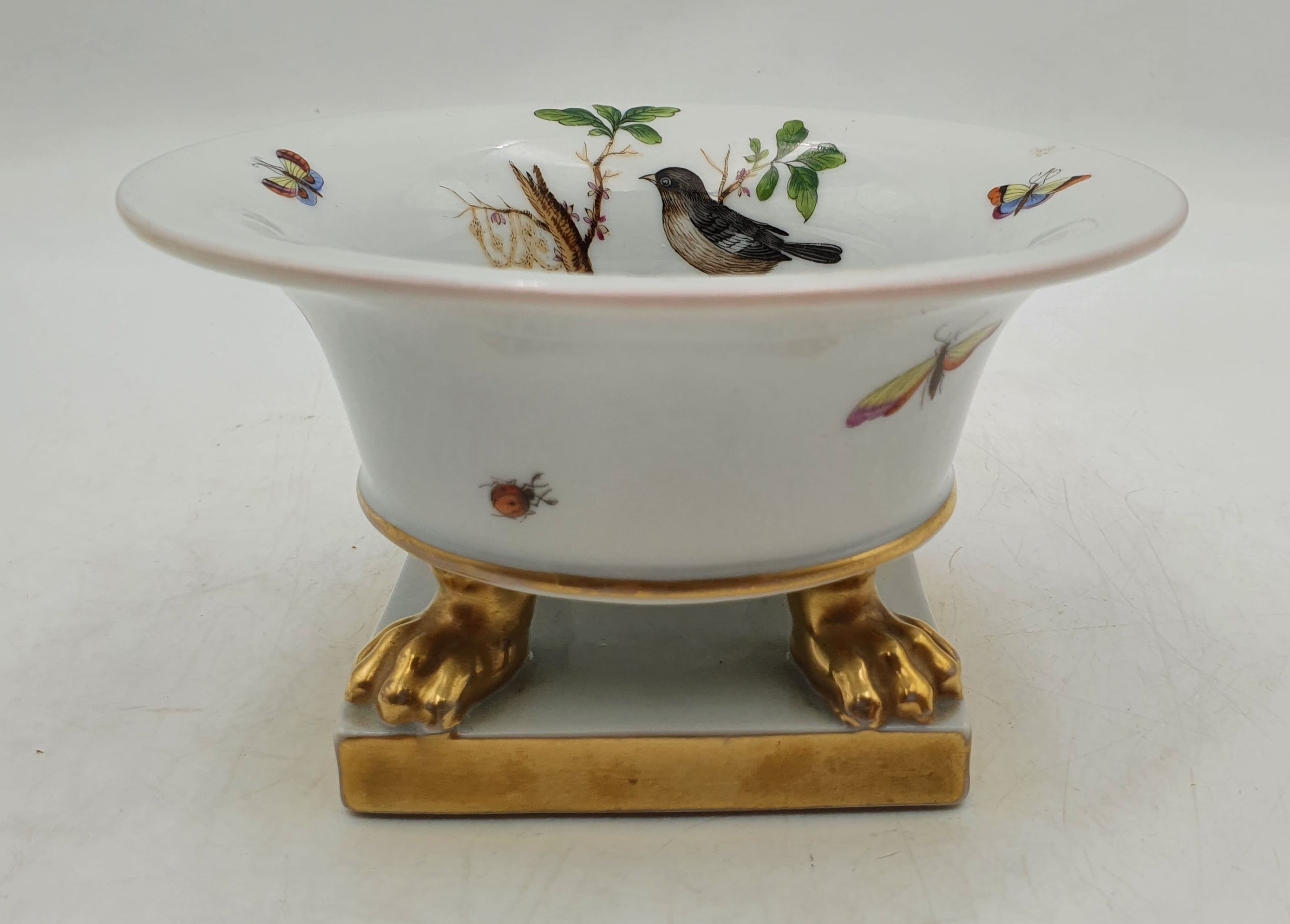 557 · A HEREND PORCELAIN FOOTED BOWL