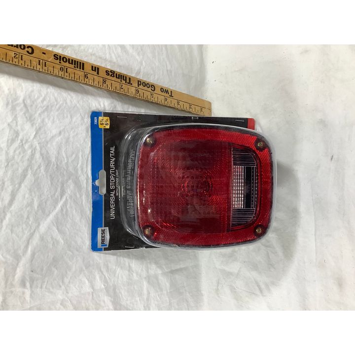 Reese Towpower Universal Stop/Turn/Tail w/License Light