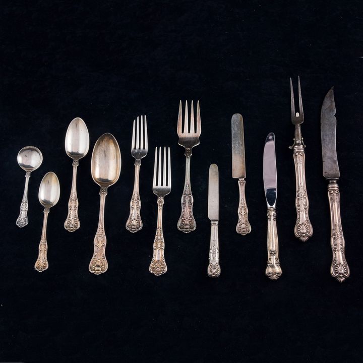A (30 pc) Wallace Golden Aegean Wave sterling partial flatware service: (15) dinner knives 9