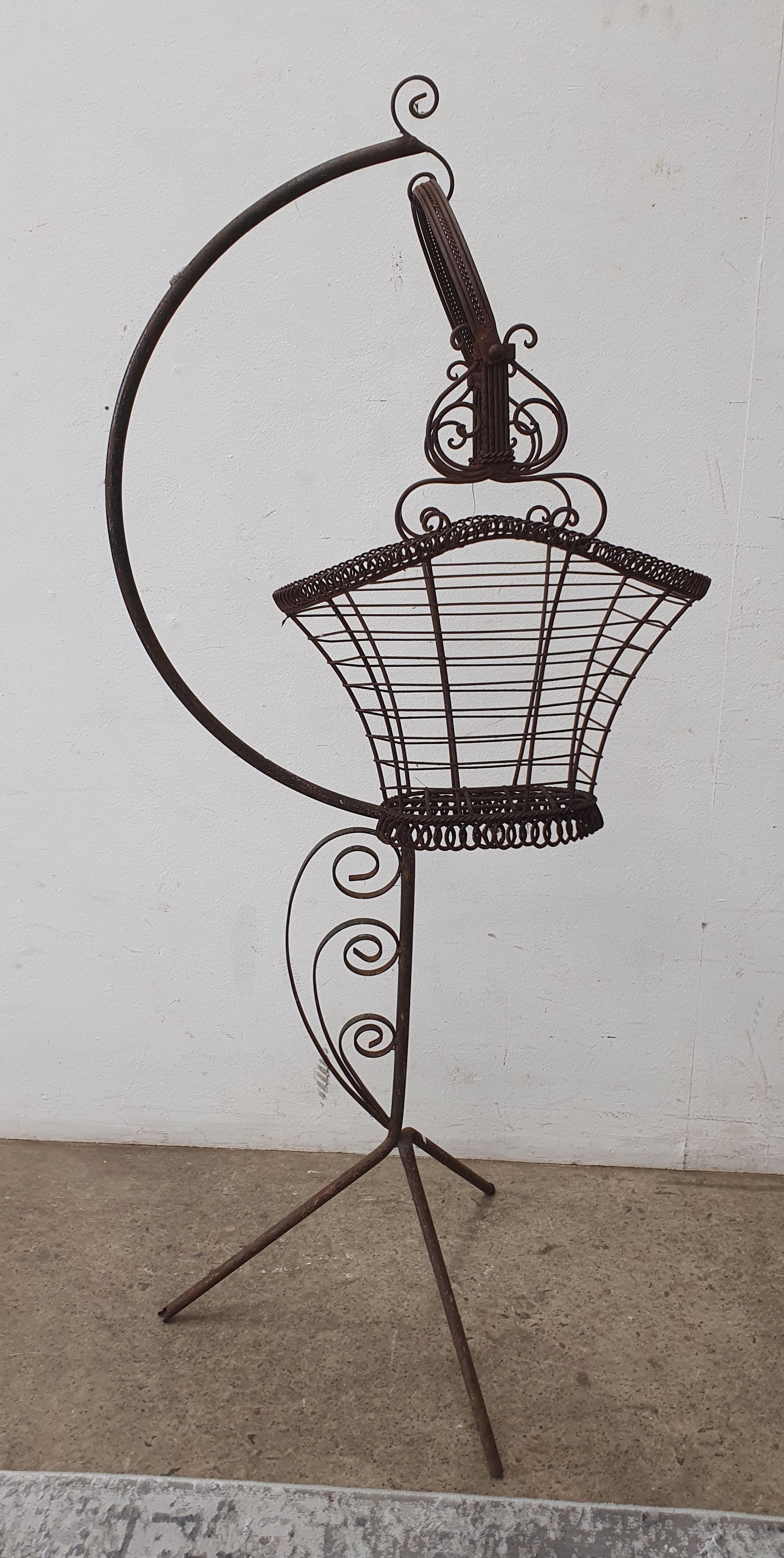 1001 · A METAL HANGING BASKET ON FRAME