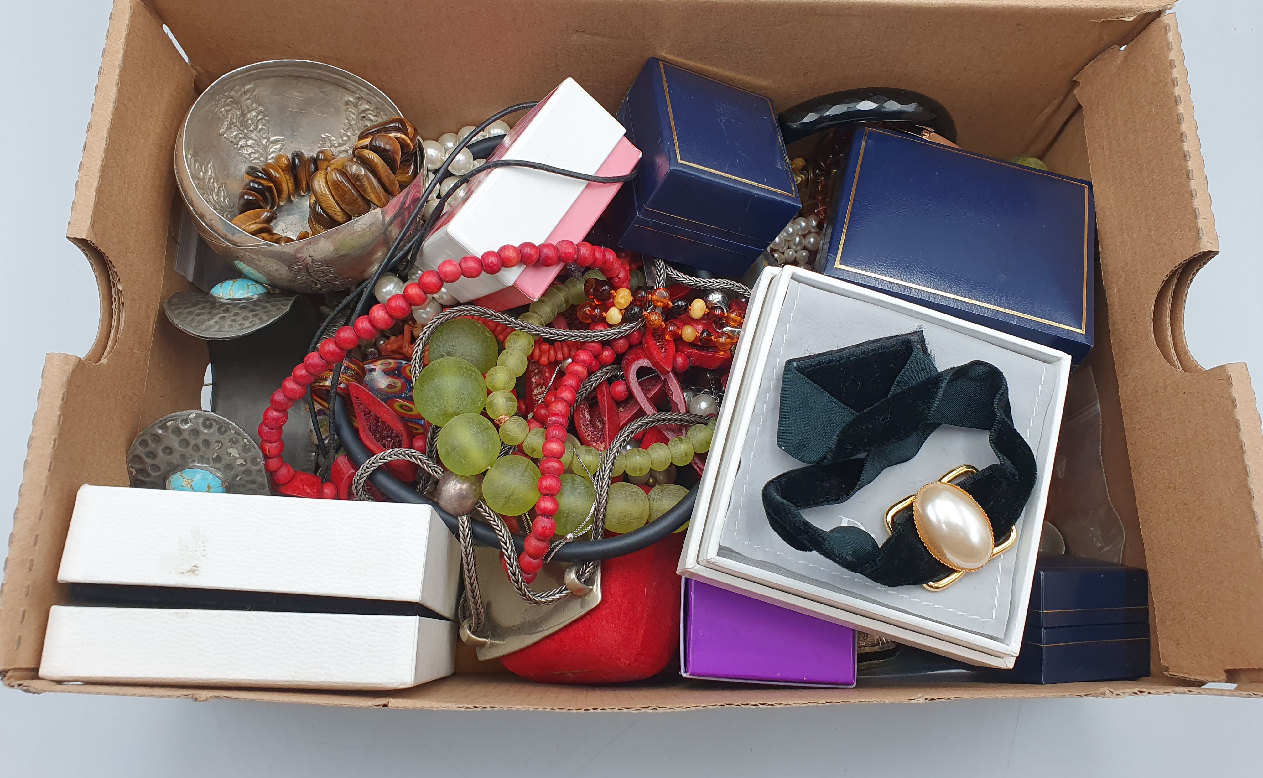 A LARGE BOX OF JEWELLERY ITEMS AND OTHERS