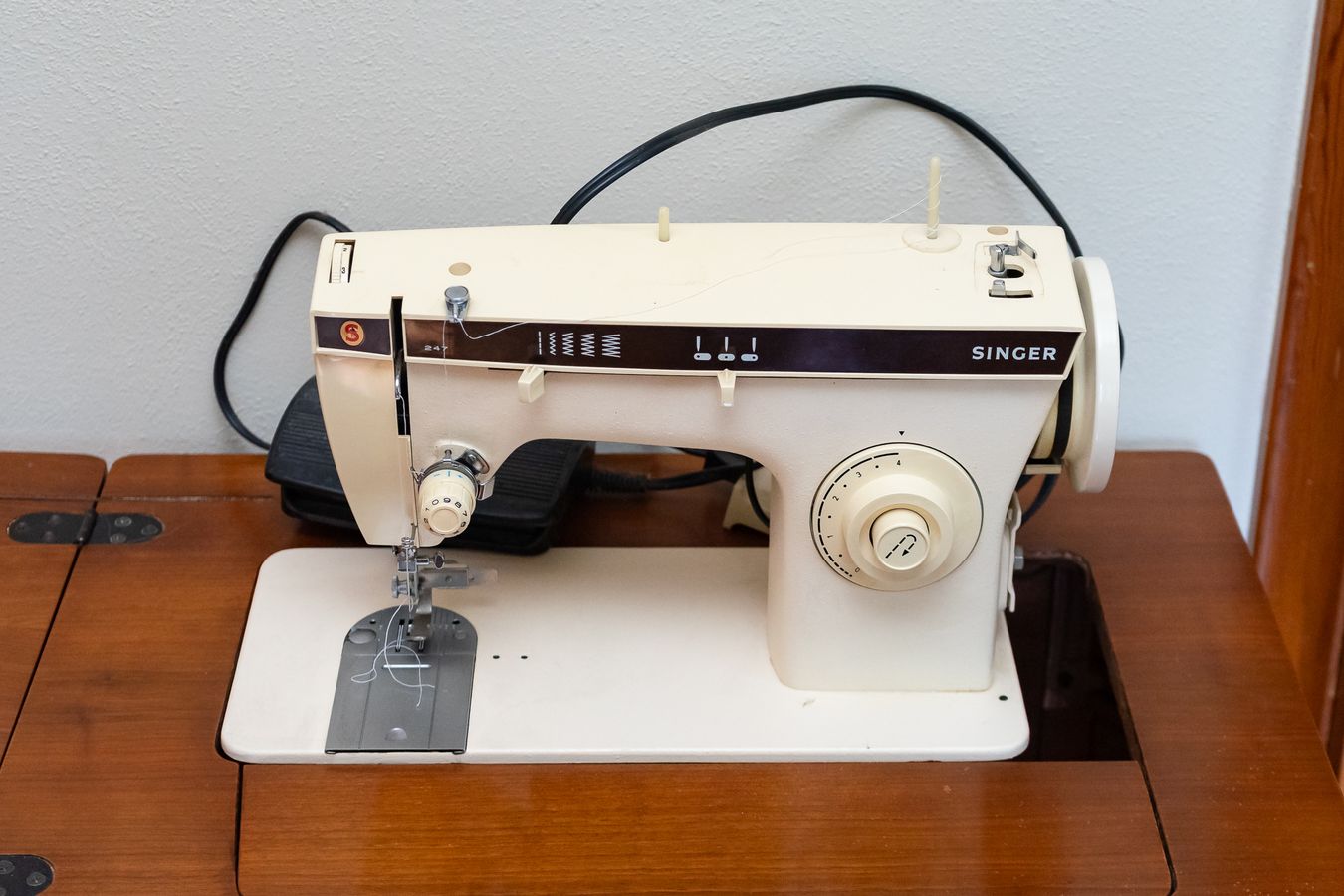 Sewing Machine Console Singer Console Sewing Machine | Harritt Group, Inc