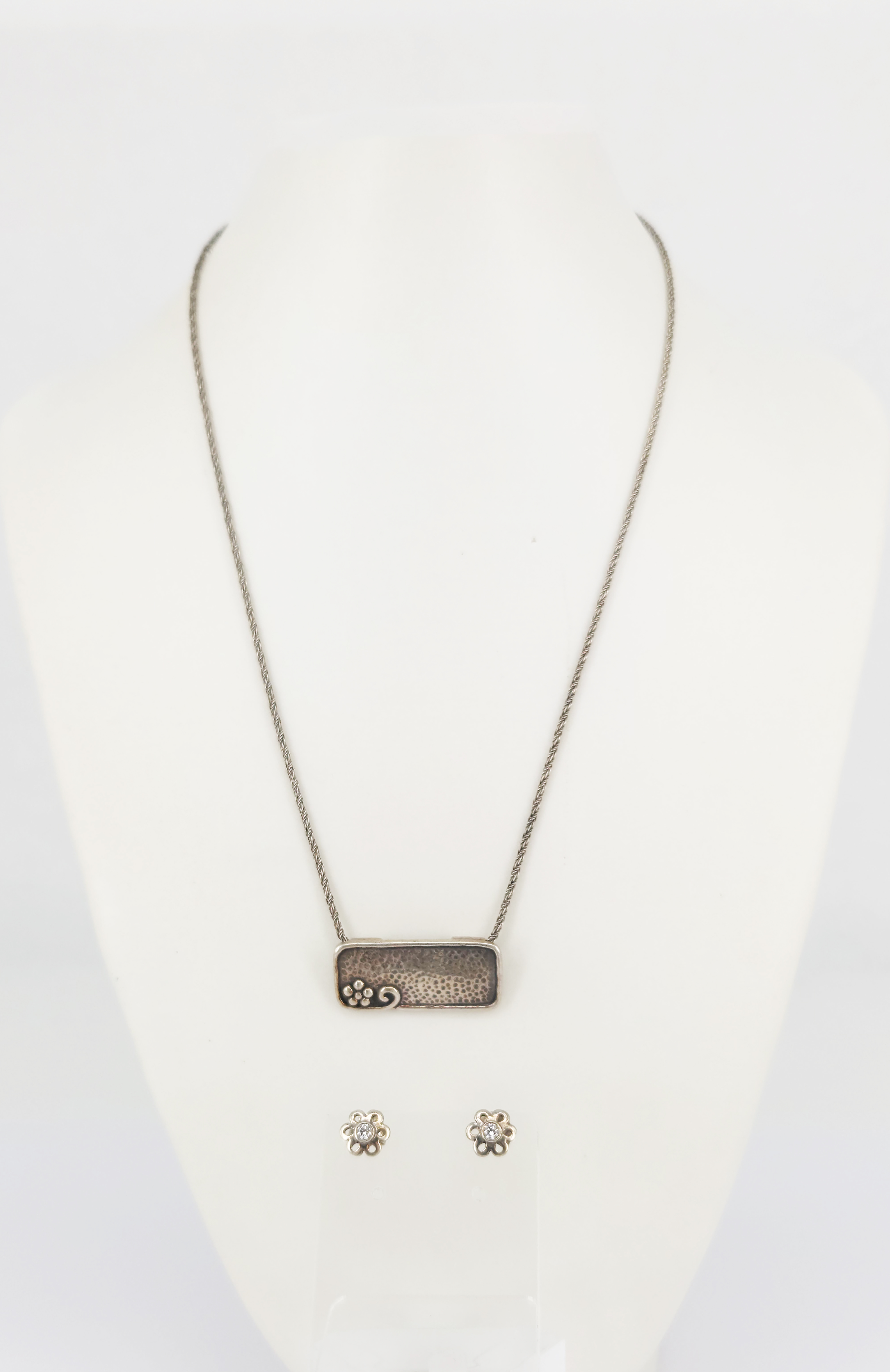 395 · A SILVER SLIDE PENDANT ON SILVER CHAIN