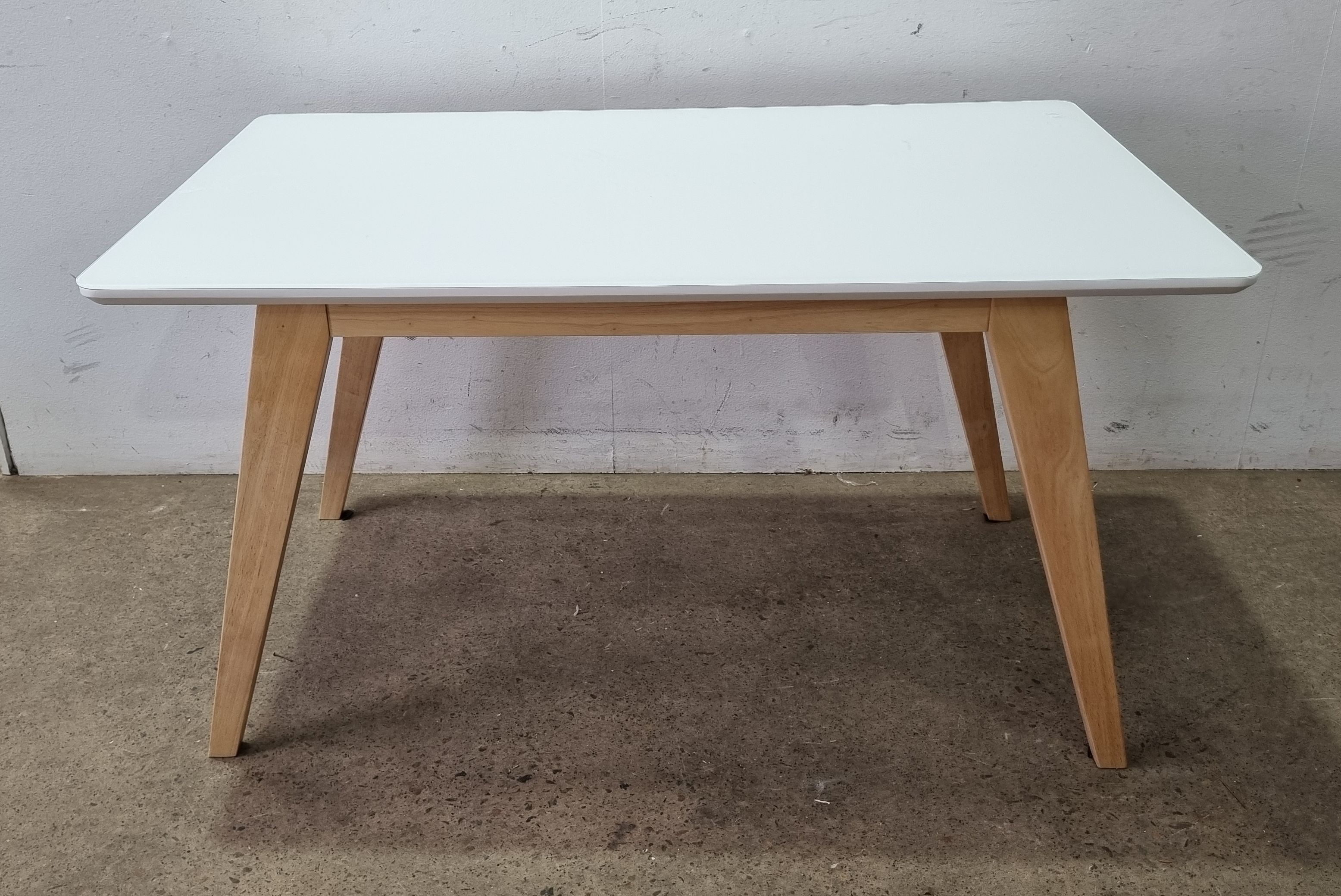 2164 · A CONTEMPORARY TABLE