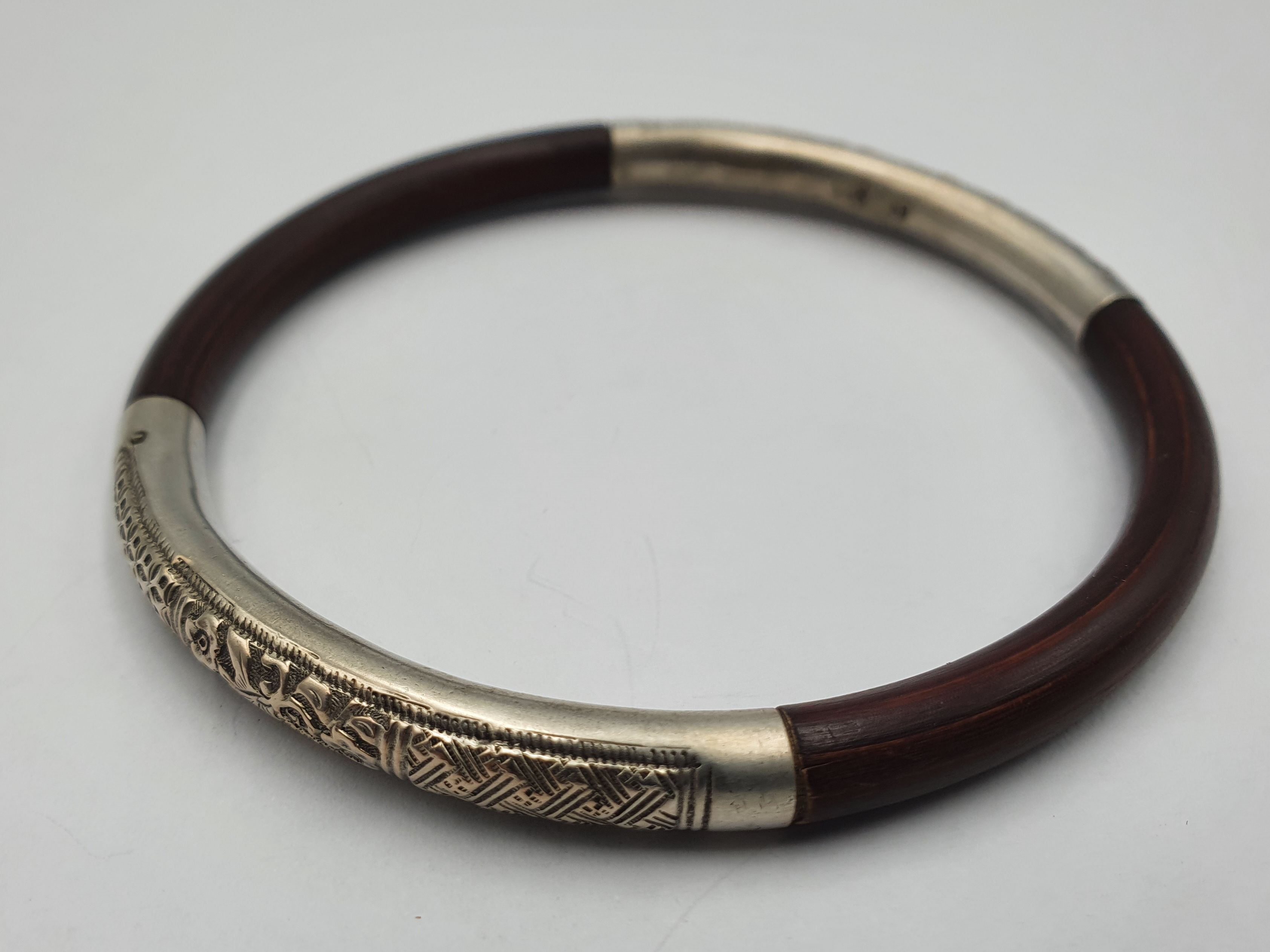 AN ANTIQUE SILVER AND BAMBOO/RATTAN WOOD BANGLE
