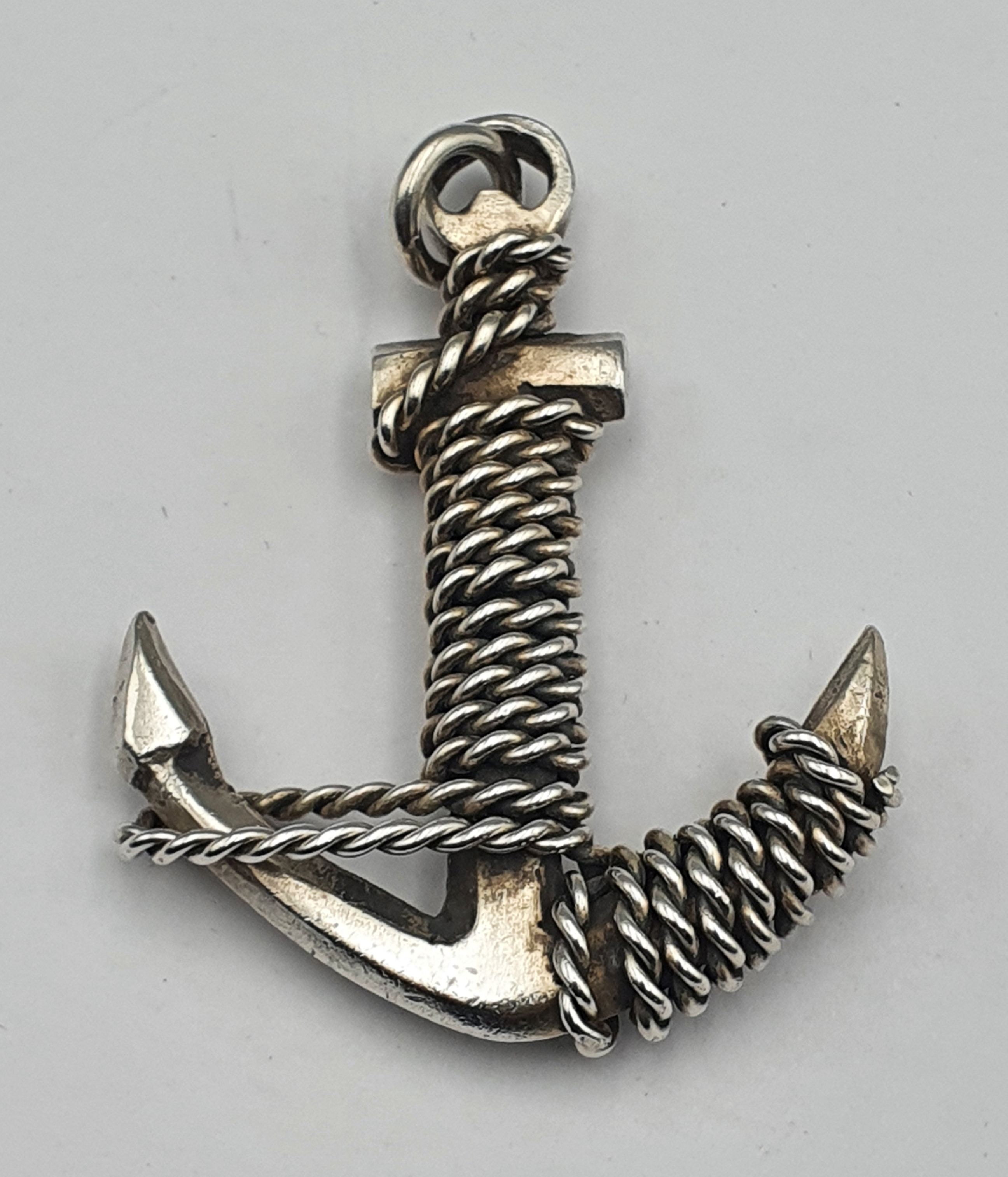 262 · A LARGE VINTAGE SOLID SILVER PENDANT