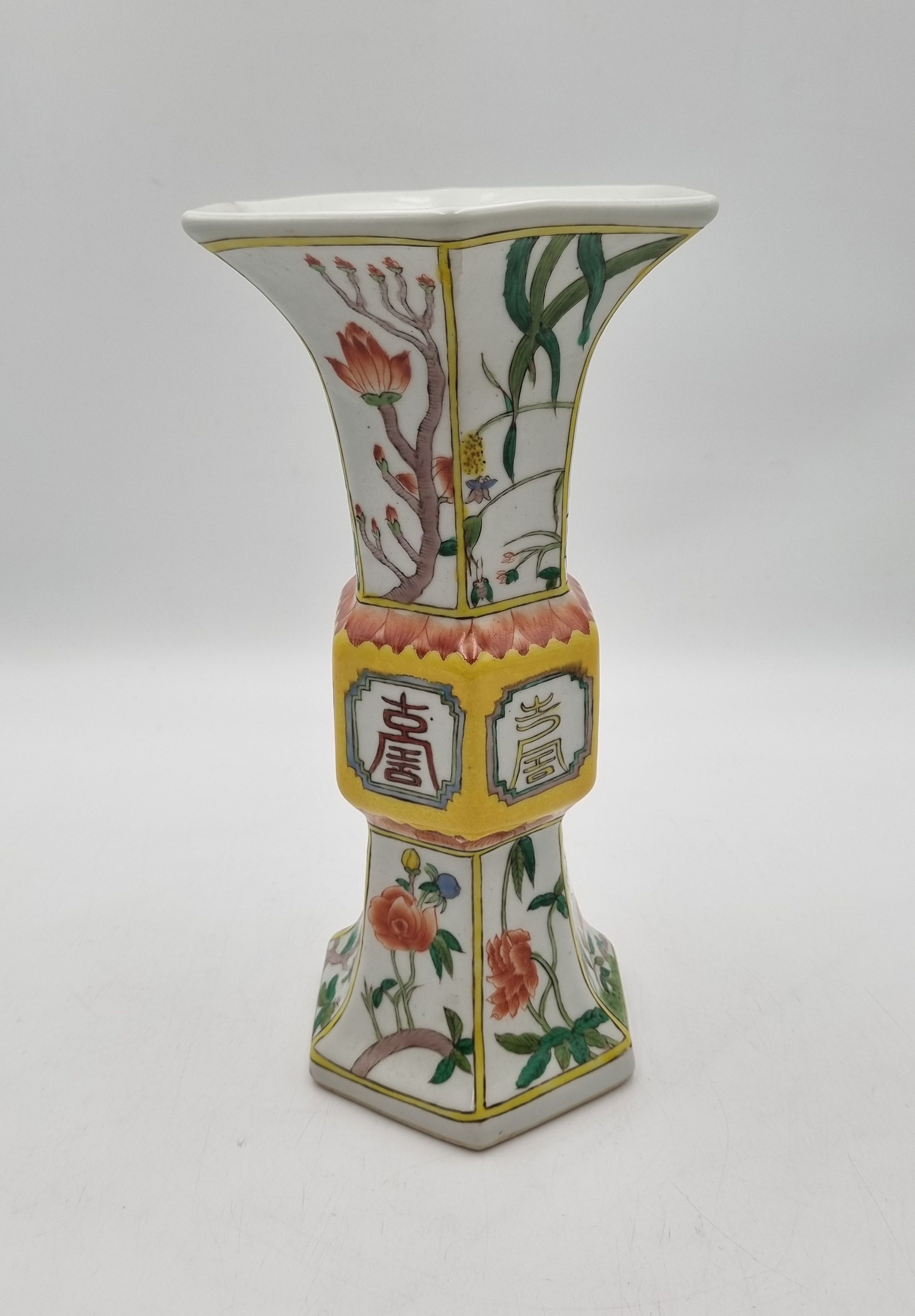 653 · A CHINESE PORCELAIN GU HEXAGONAL VASE