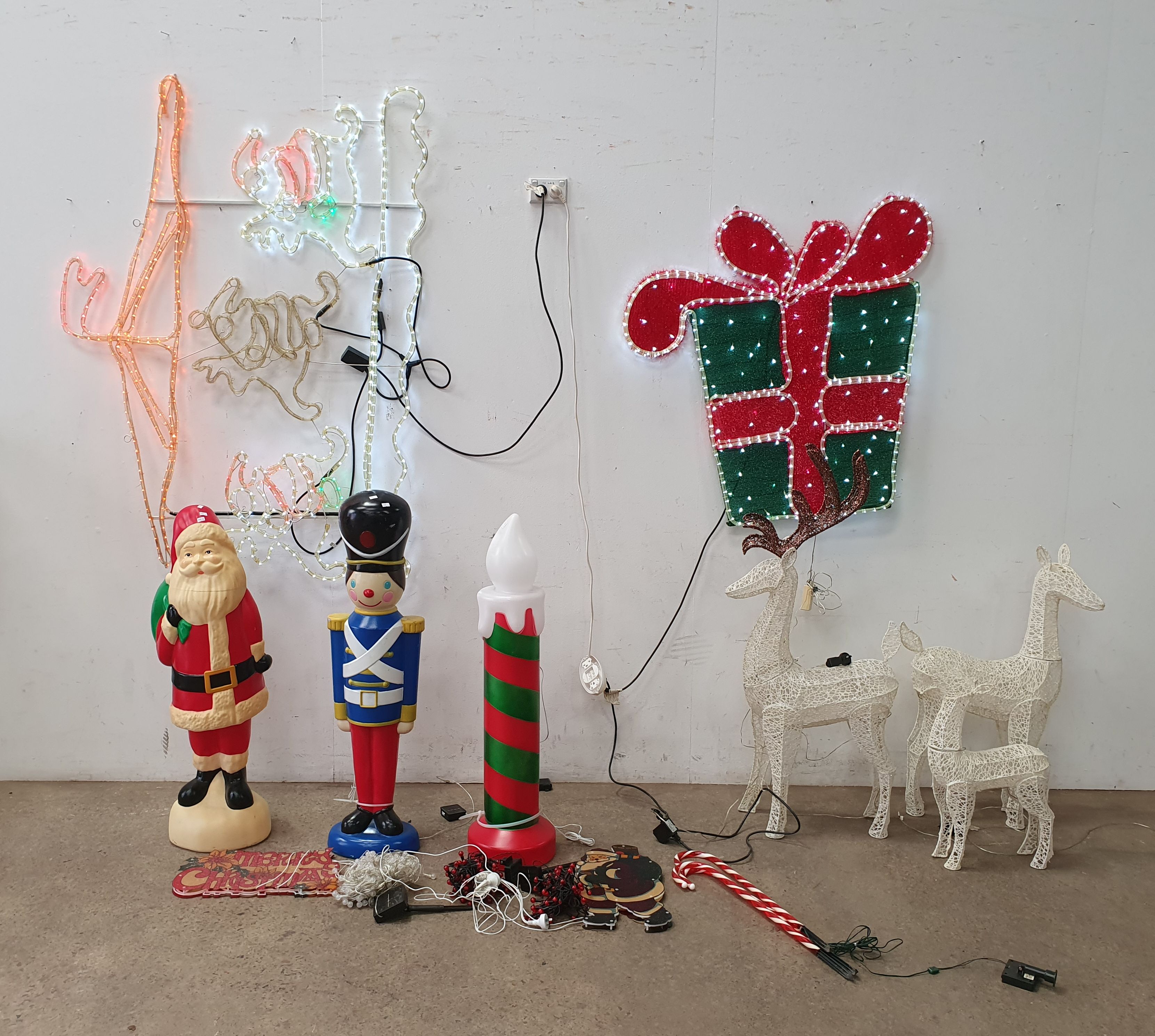 1172 · A COLLECTION OF CHRISTMAS ITEMS