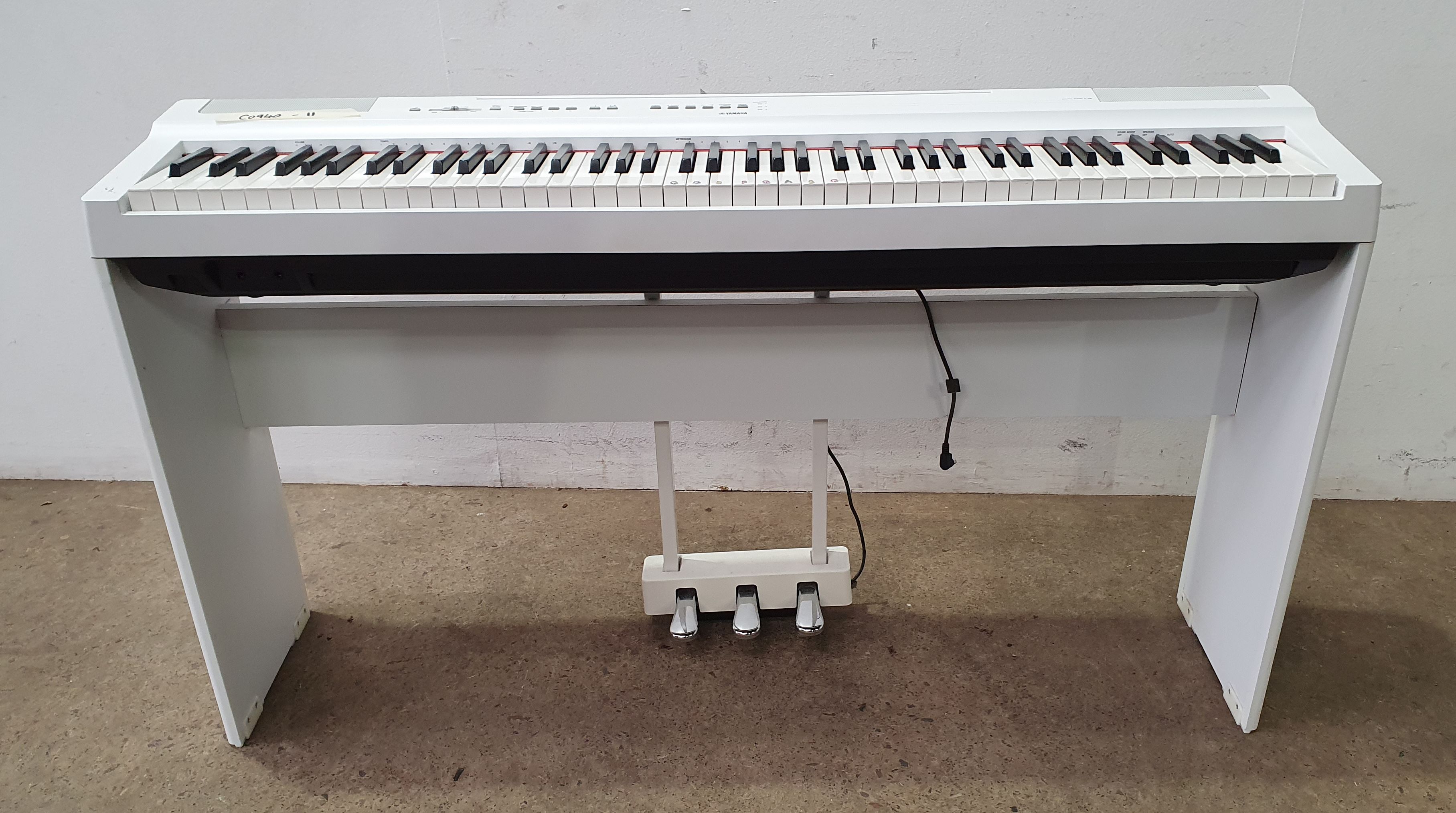 1214 · A YAMAHA KEYBOARD