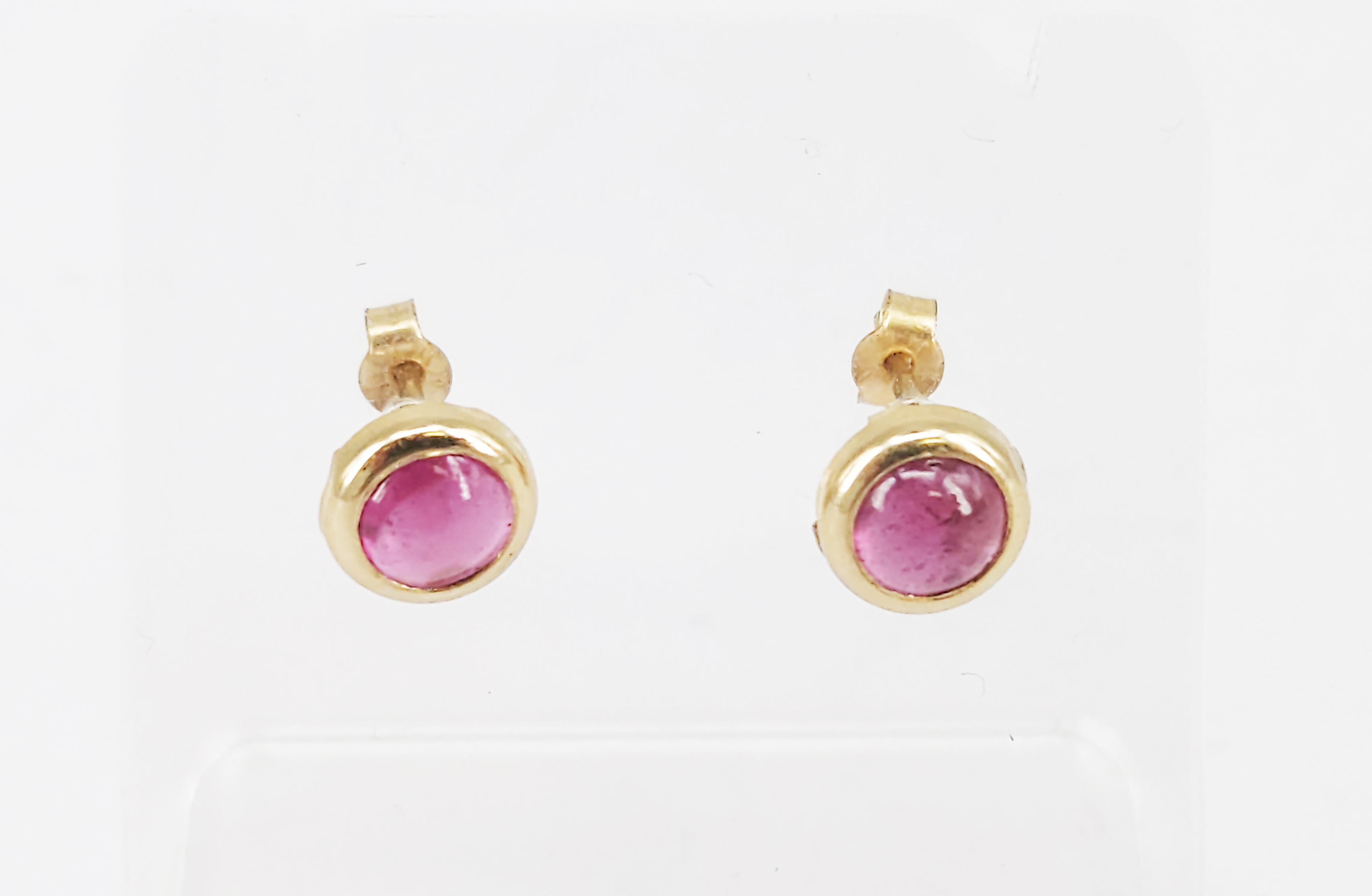 331 · A PAIR OF 9ct GOLD AND TOURMALINE STUD EARRINGS