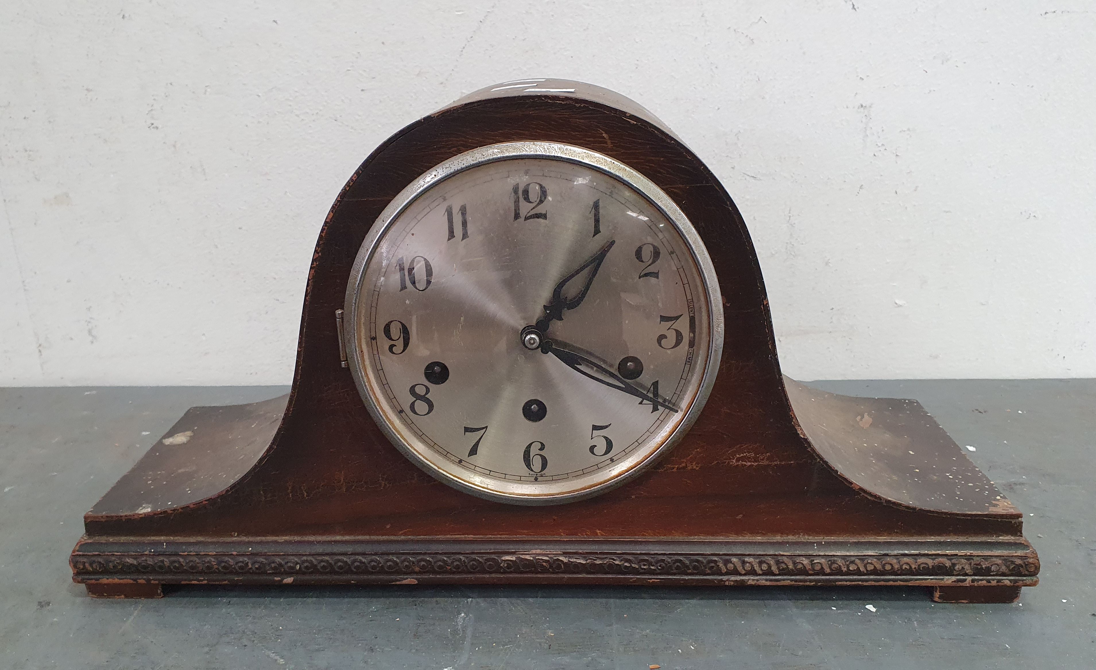 A MANTLE CLOCK