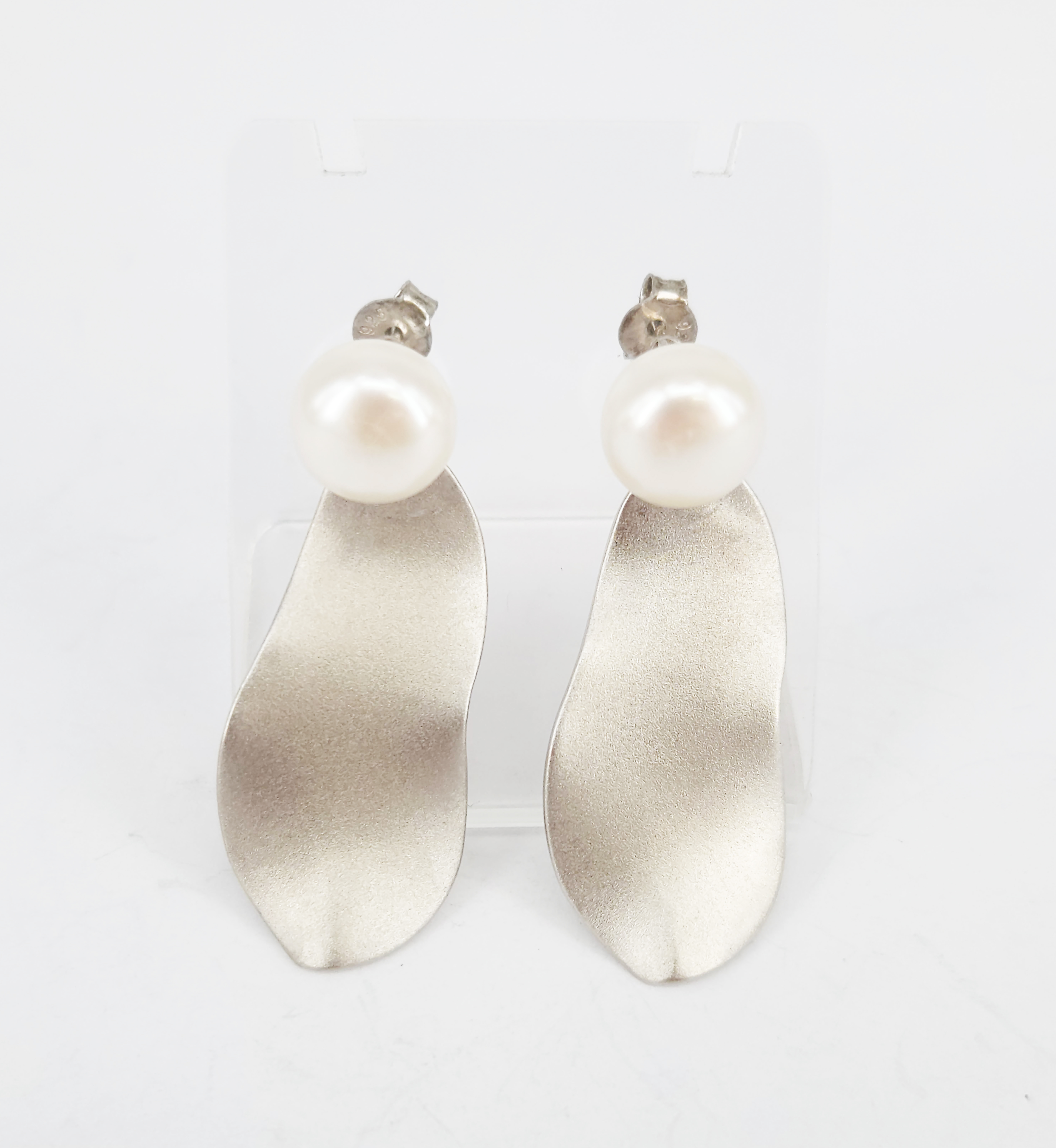 367 · A PAIR OF STERLING SILVER WHITE BUTTON FRESHWATER PEARL AND TEXTURED LEAF DROP EARRINGS