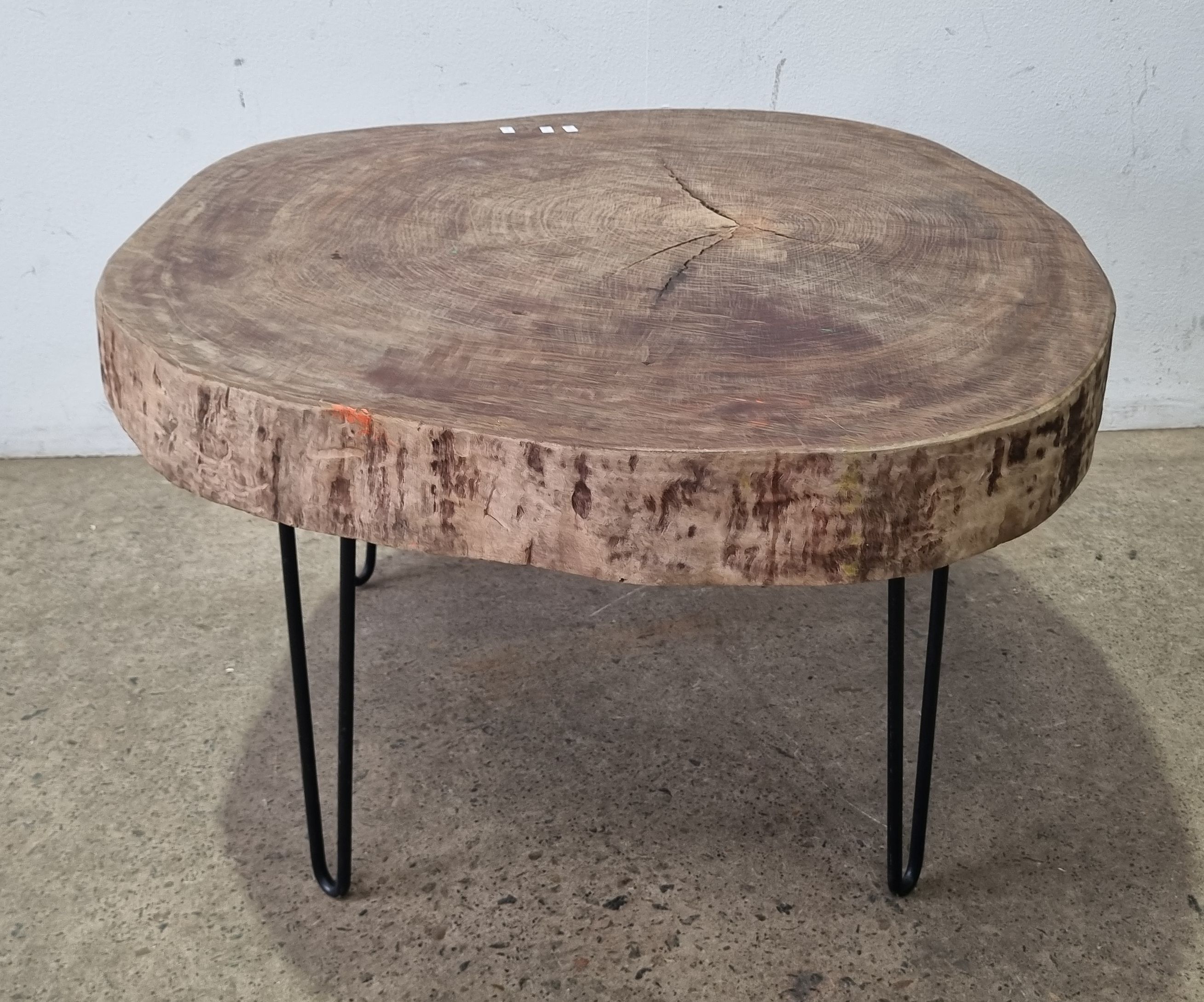 2121 · A SOLID TIMBER TREE TRUNK TABLE