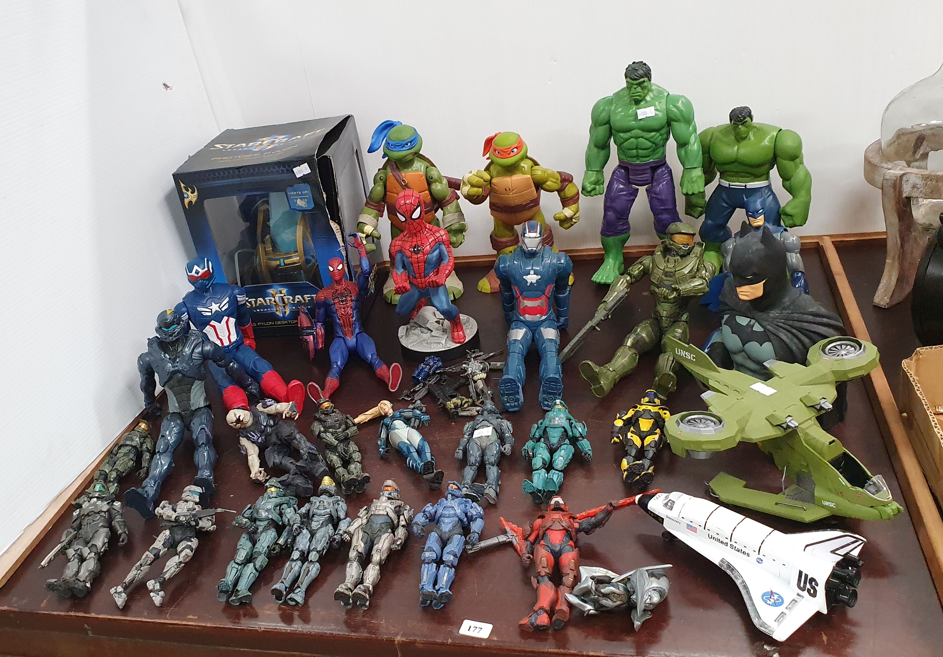 177 · A GROUP OF ACTION FIGURES AND COLLECTABLE TOYS