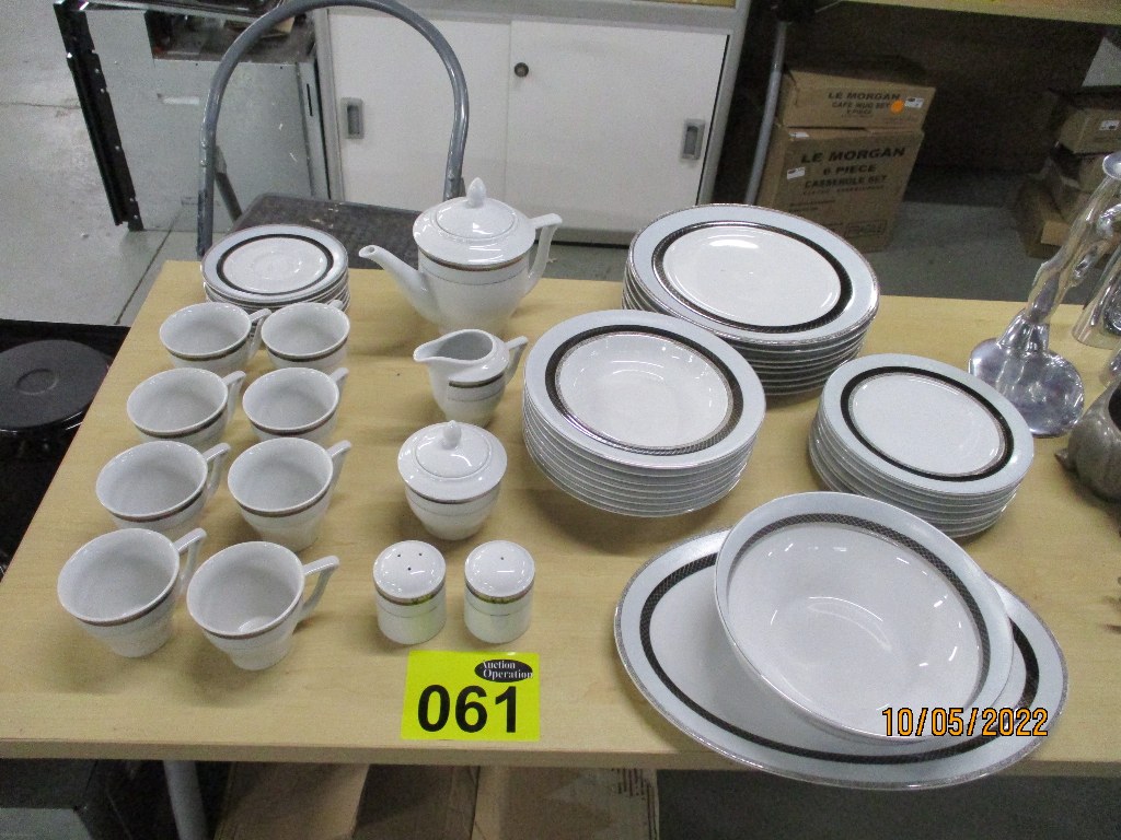 Le morgan outlet dinner set