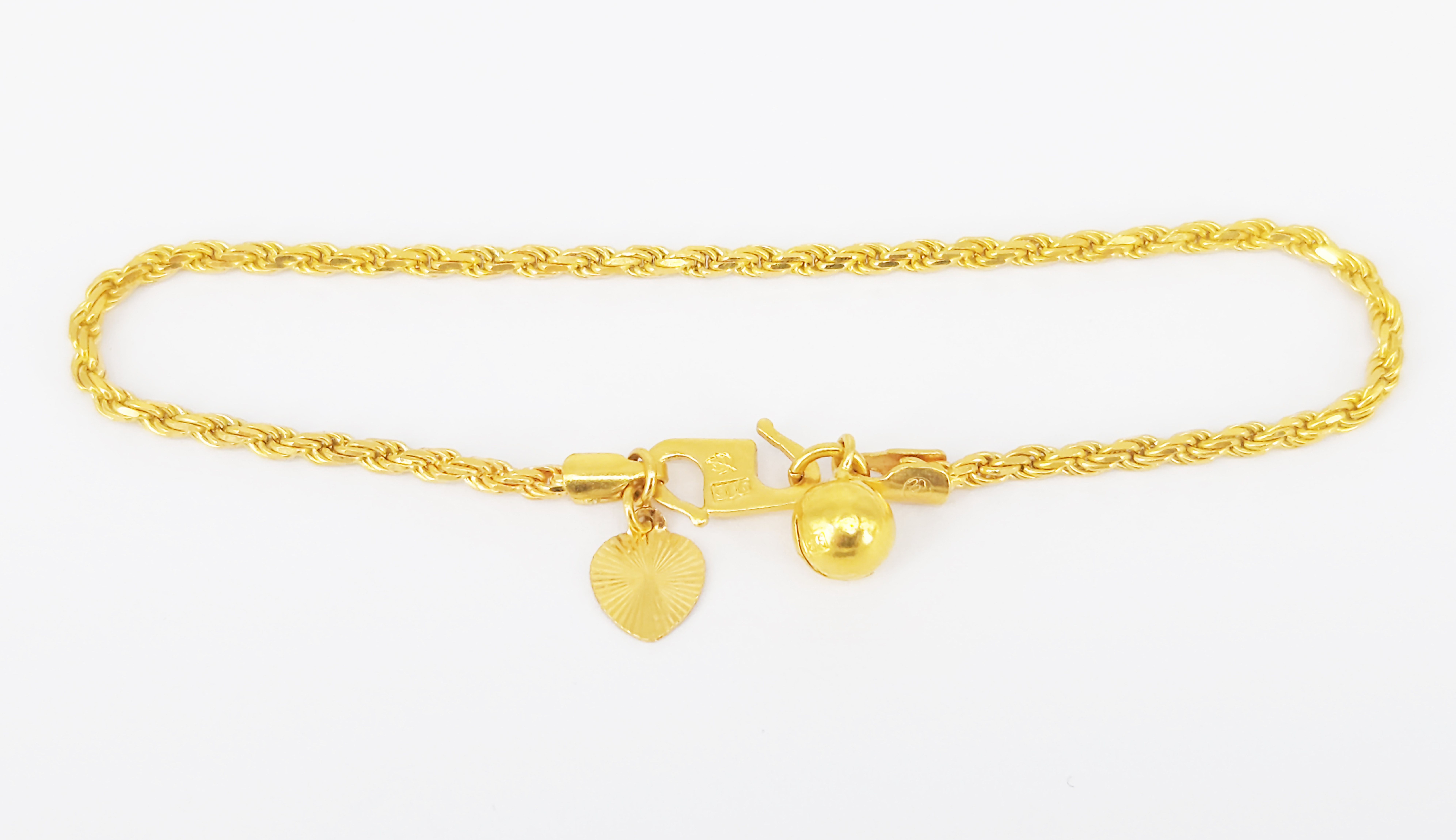 64 · AN ASIAN YELLOW GOLD BRACELET