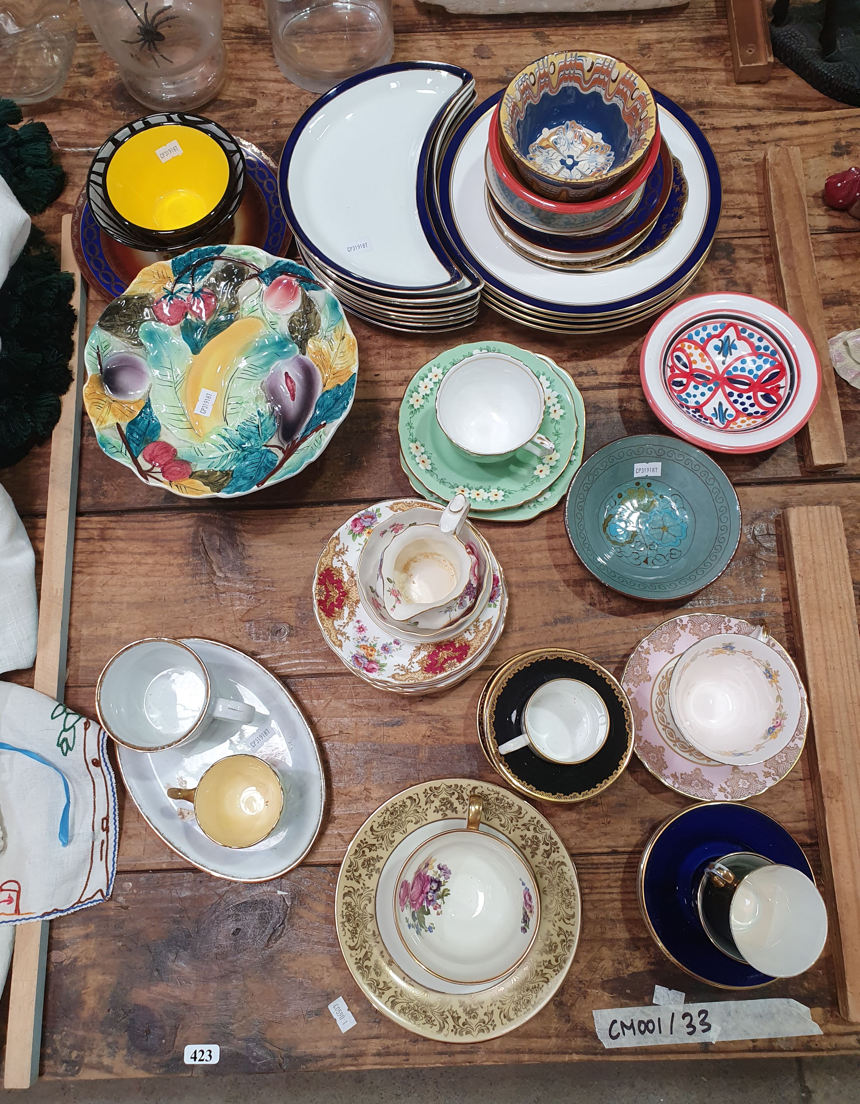 423 · A GROUP OF VARIOUS CERAMIC ITEMS