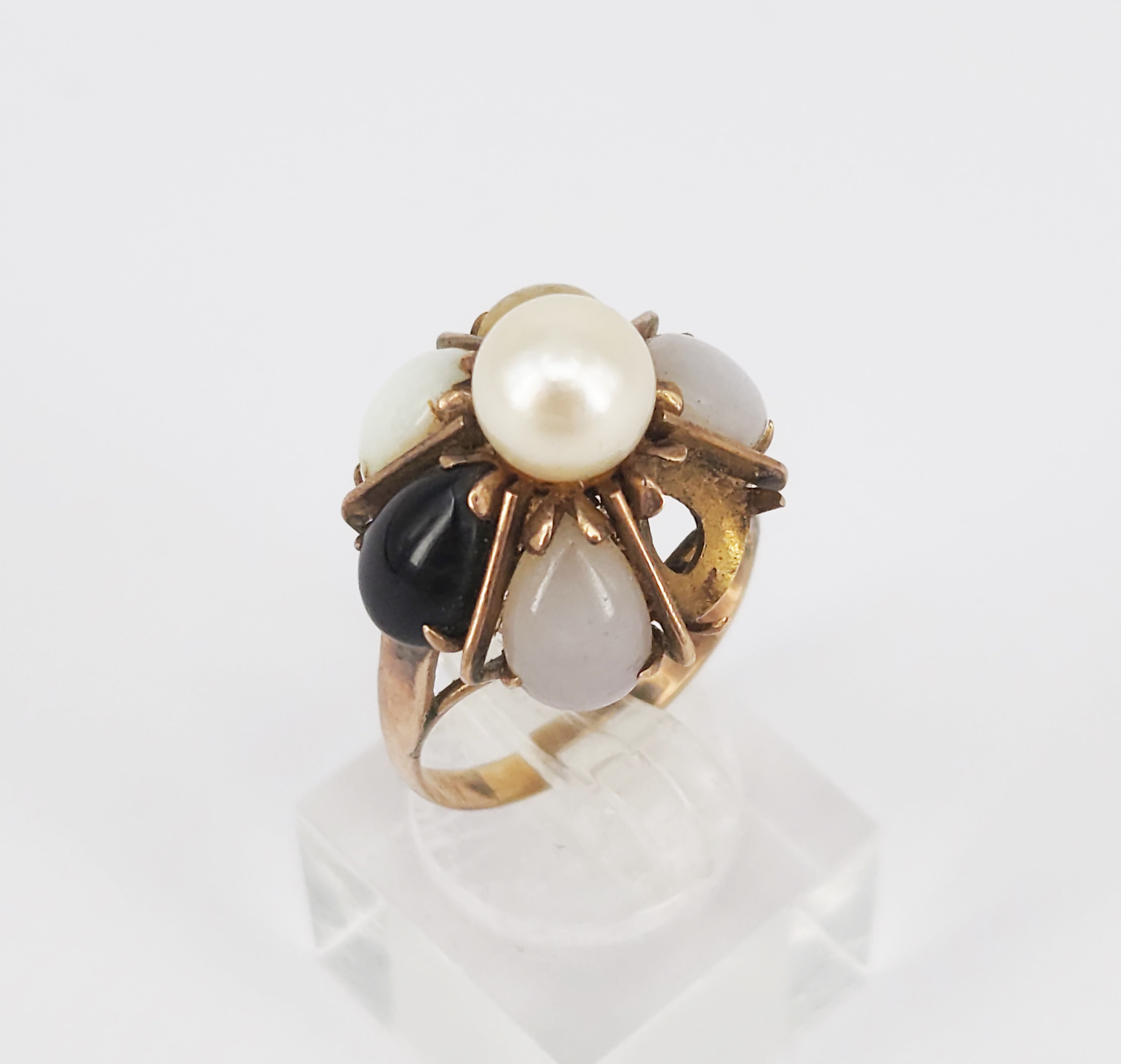 224 · A VINTAGE ROSE GOLD AND GEMSTONE SET RING