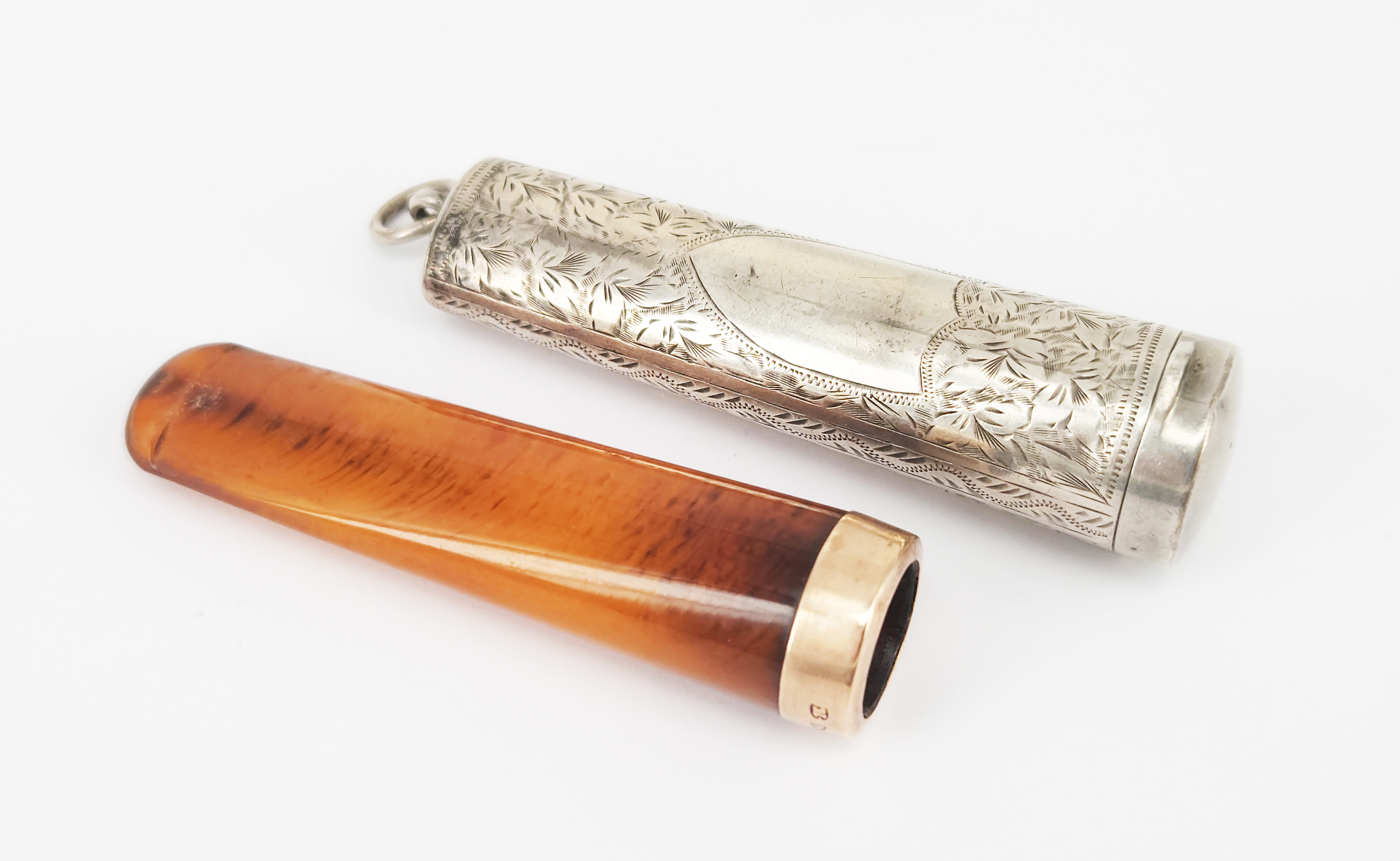 A GOLD-MOUNTED CIGAR HOLDER IN ENGRAVED EDWARDIAN SILVER CASE (14