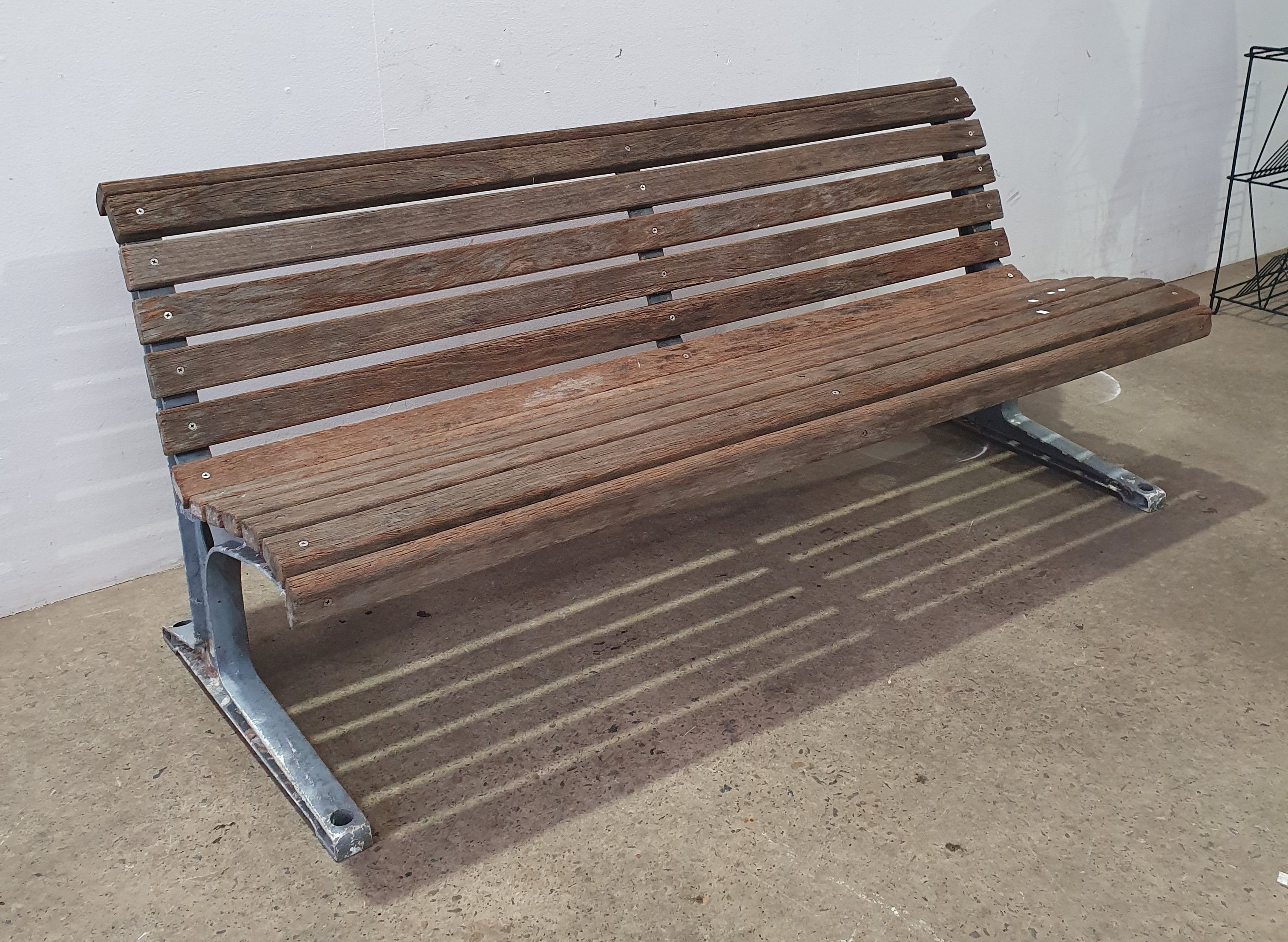 1020 · A TIMBER PARK BENCH